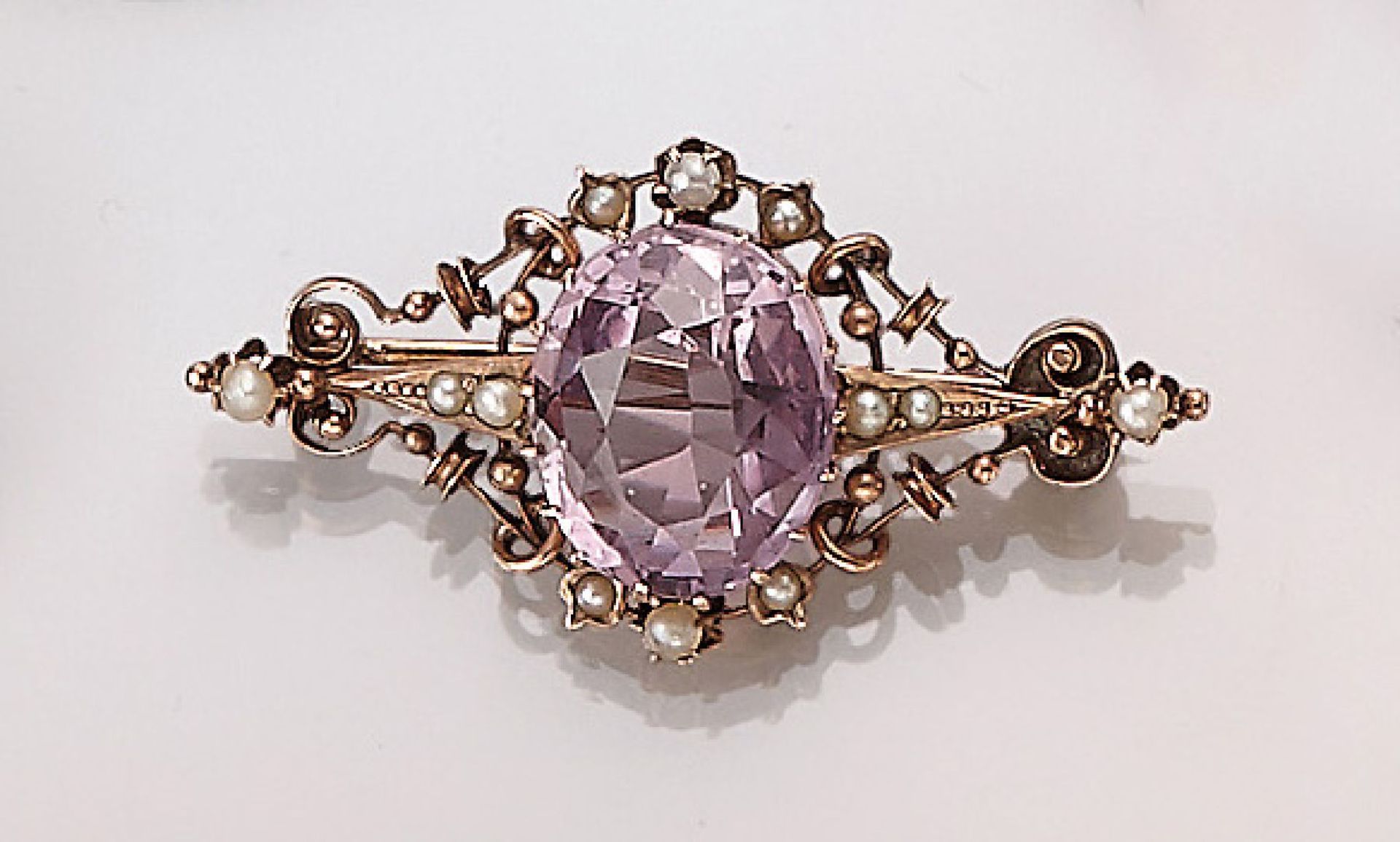 8 kt Gold Brosche mit Amethyst und Perlchen, deutsch um