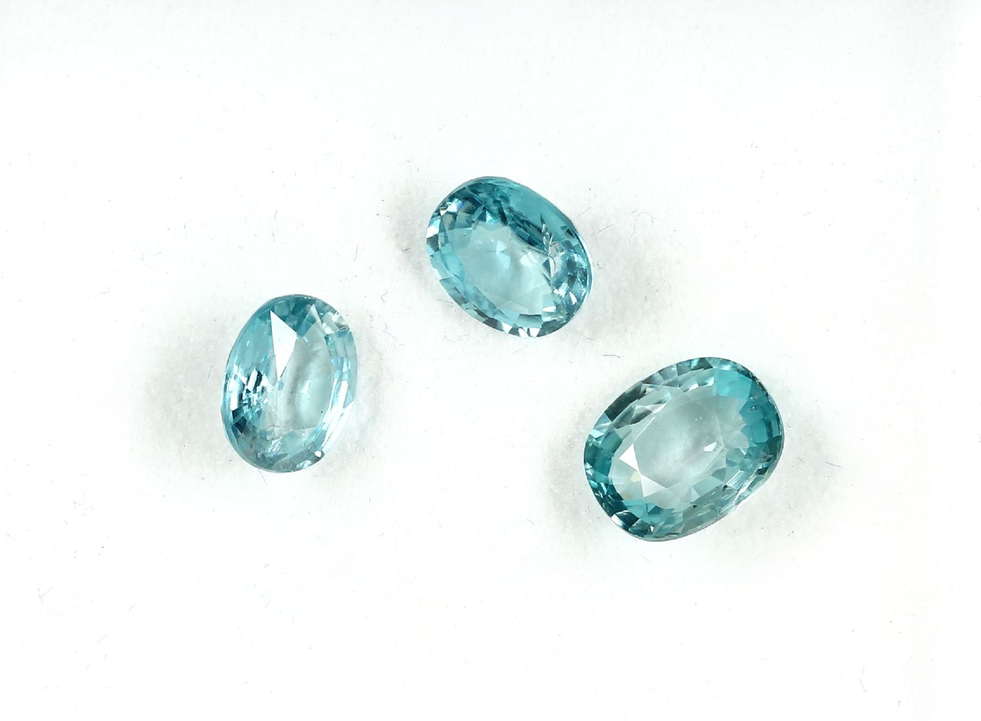 Lot 3 lose Zirkone, zus. ca. 8.35 ct, blau, facett.