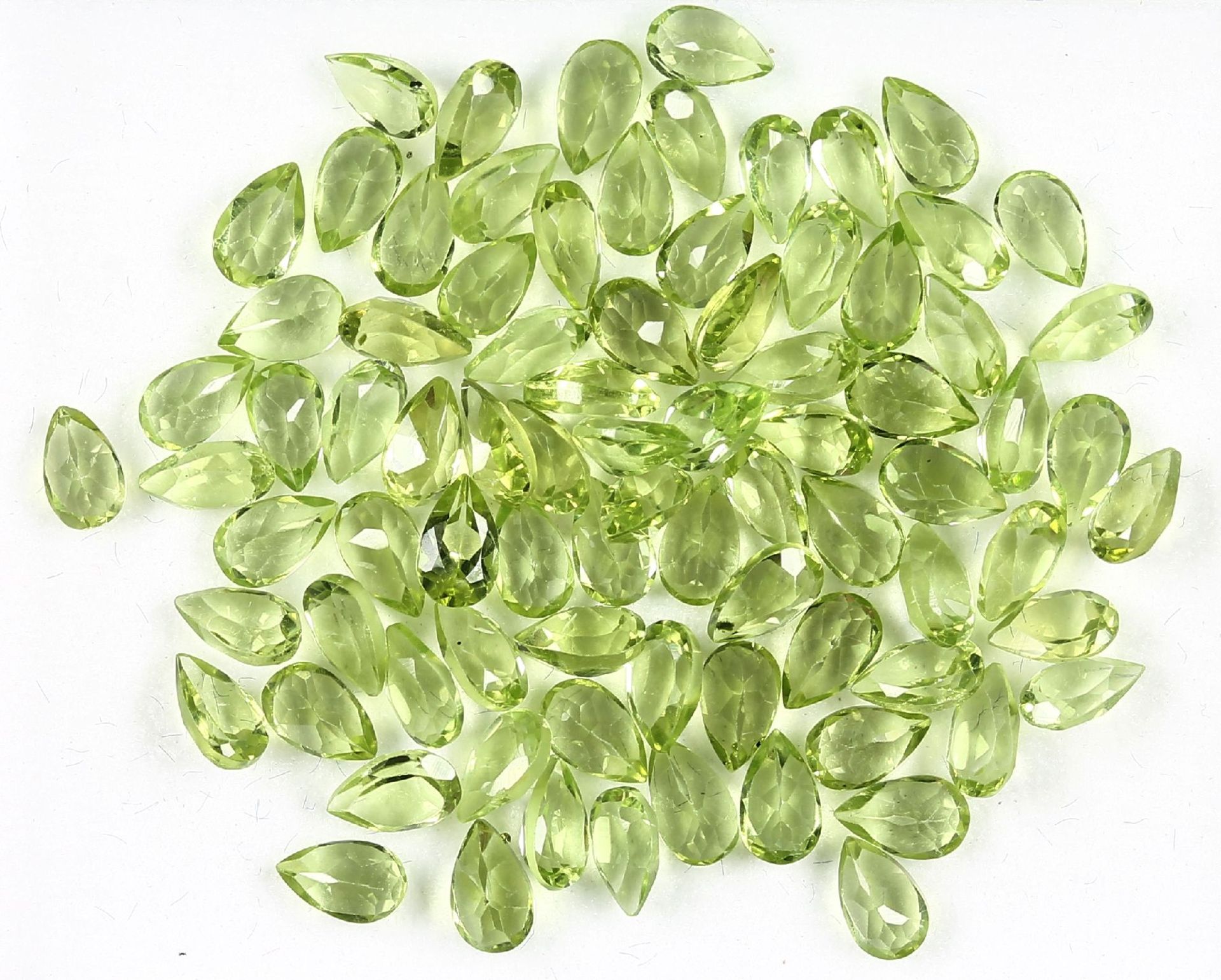 Lot lose Peridot-Tropfen, ca. 20.4 ct, facett.