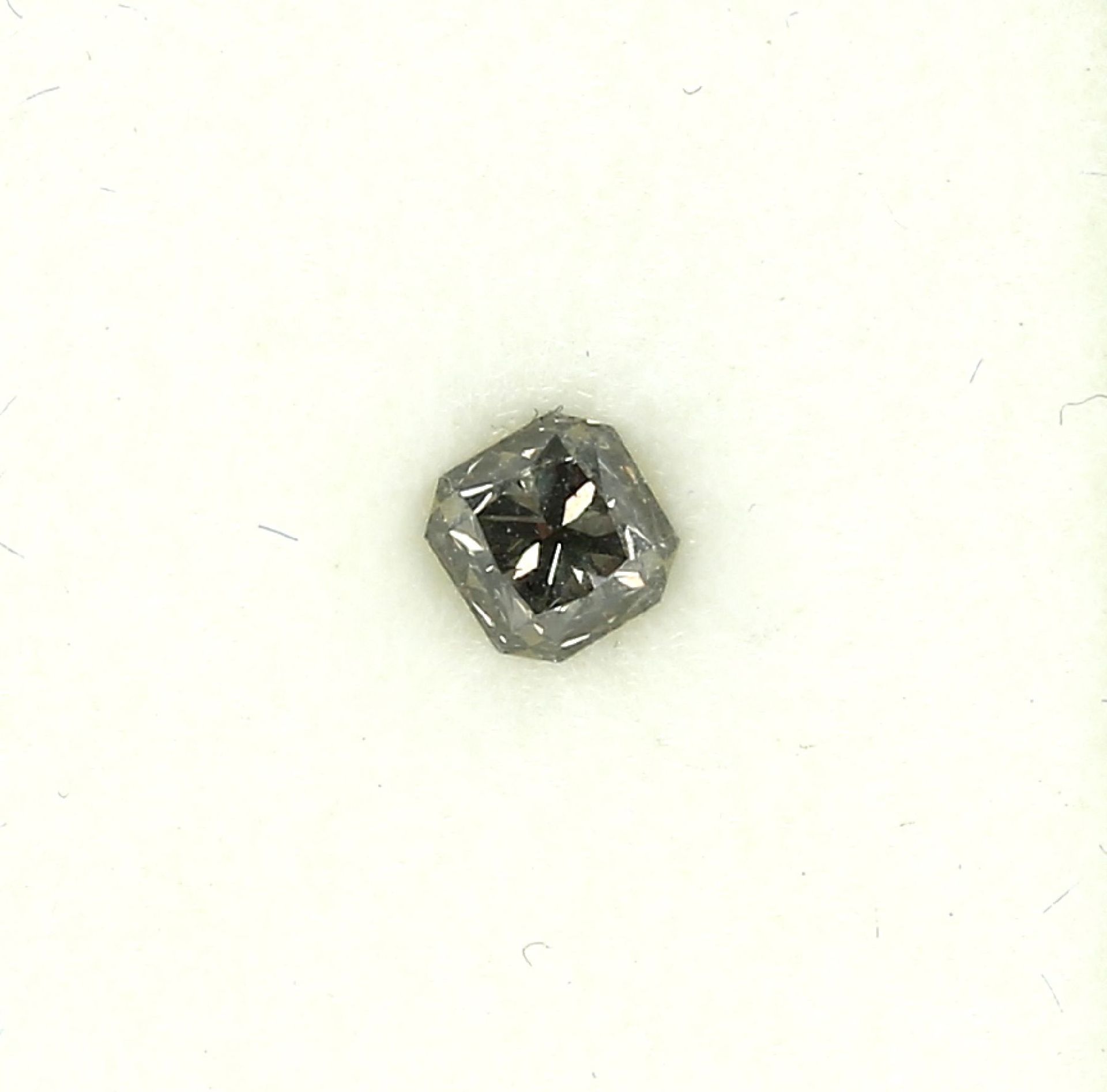 Loser Diamant, 0.37 ct Natural fancy dark greenish