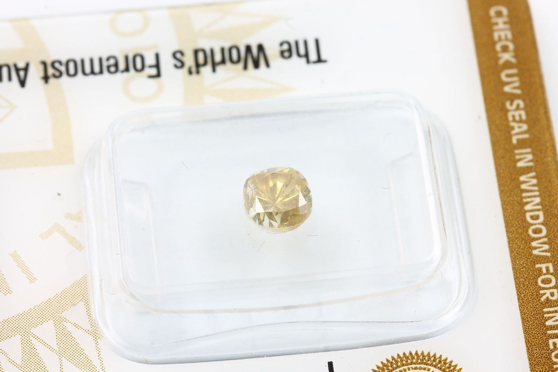 Loser Diamant, 0.74 ct Natural fancy deep orangy yellow, - Image 3 of 3