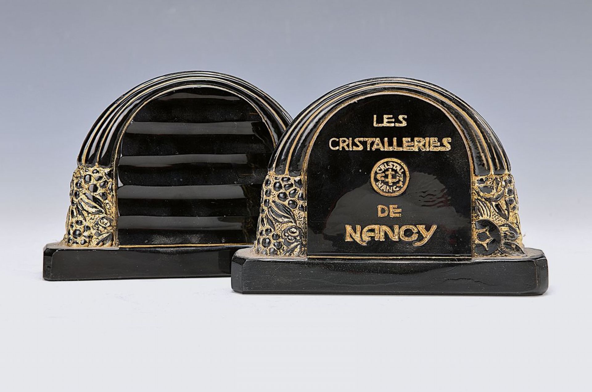 2 Aufsteller, Les Cristalleries de Nancy, um 1920,