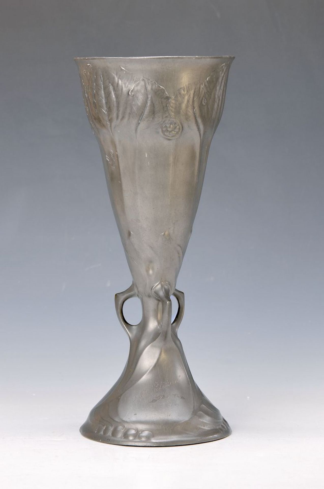 Großer Pokal, Kayserzinn, datiert 1903, reliefierter