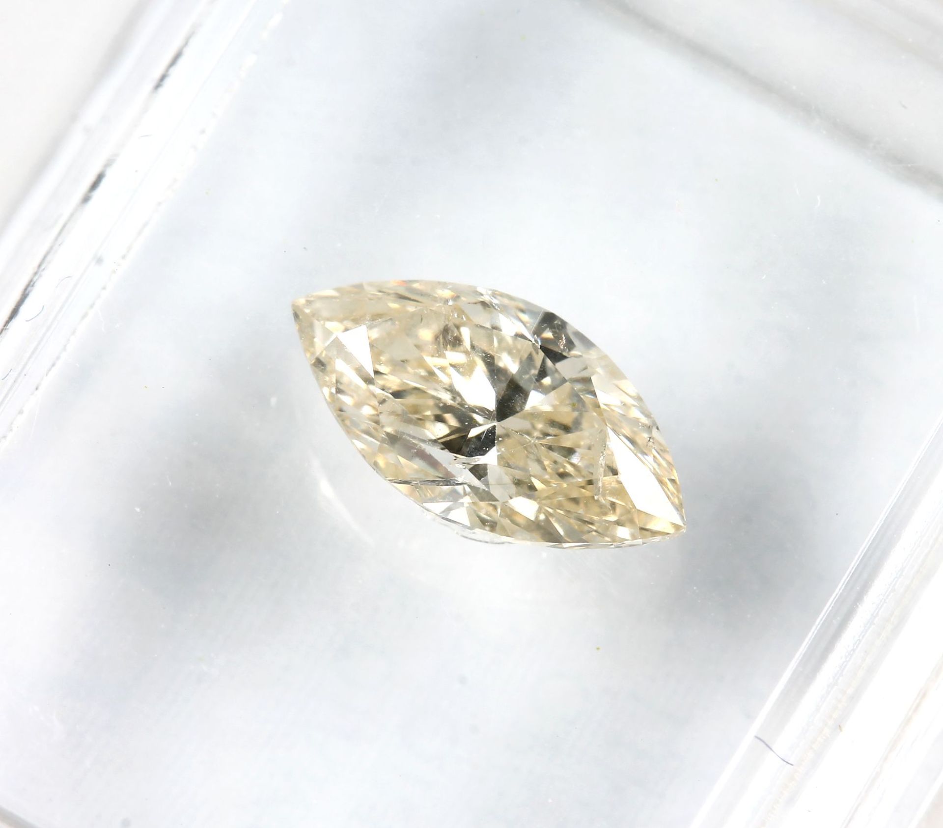 Diamant-Navette 0.71 ct natural fancy light brown-yellow, - Bild 2 aus 3