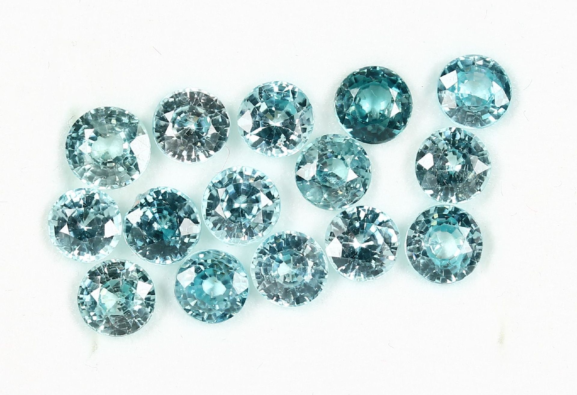 Lot 15 lose rundfacett. blaue Zirkone, zus. 12.38 ct