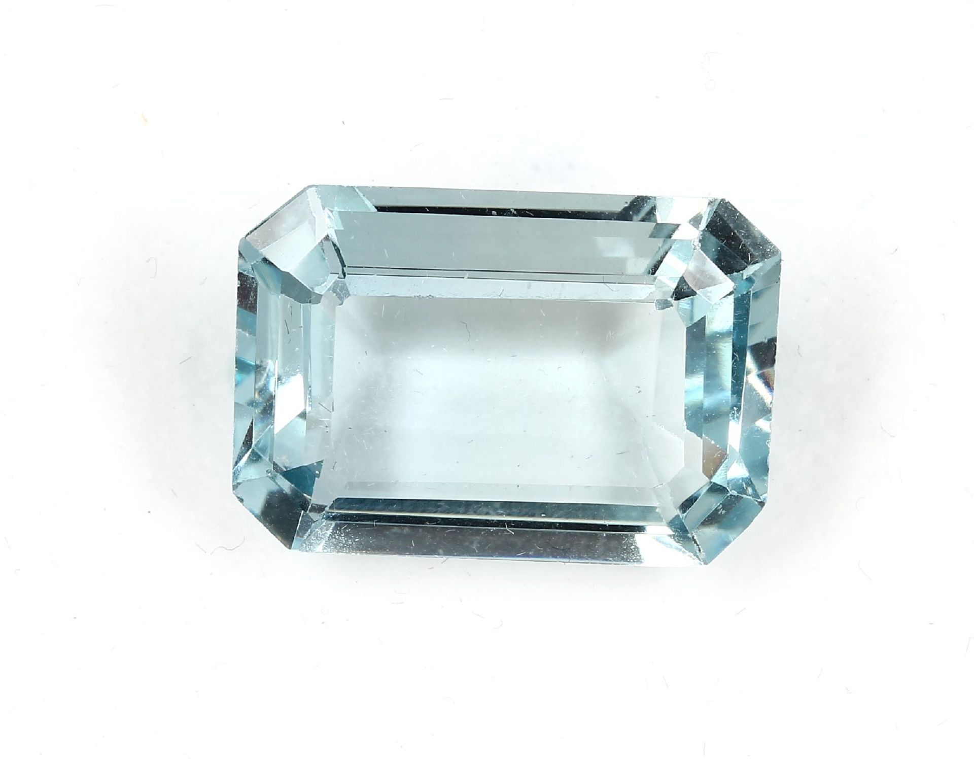 Loser Aquamarin, ca. 28.19 ct, 8-eckig facett.