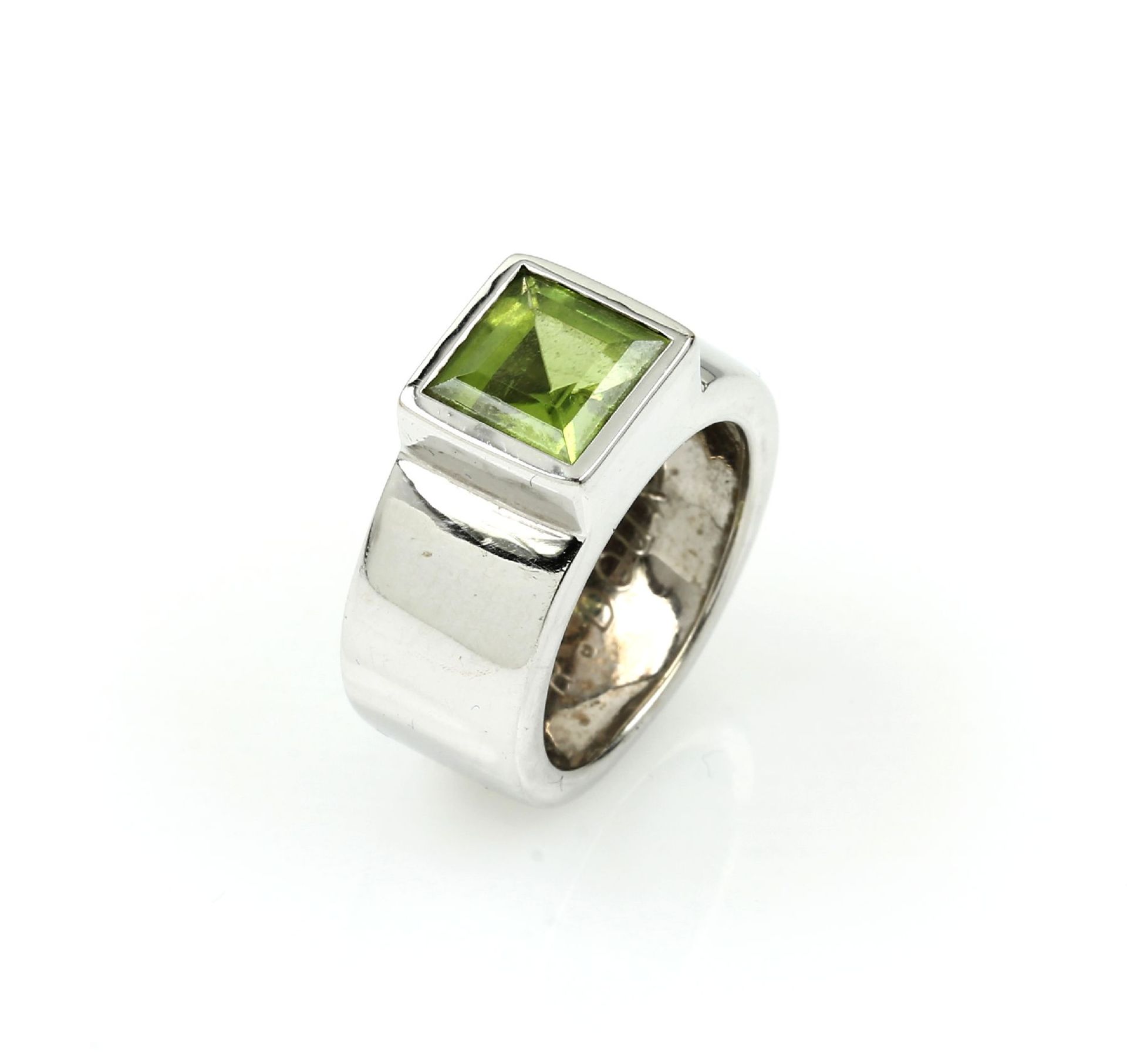 18 kt Gold Bandring mit Peridot, WG 750/ 000, mittig