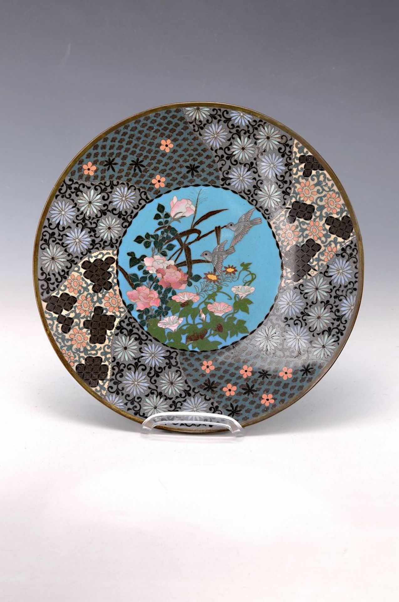 Cloisonnételler, Japan, um 1895/1910, bemalt in den sog.