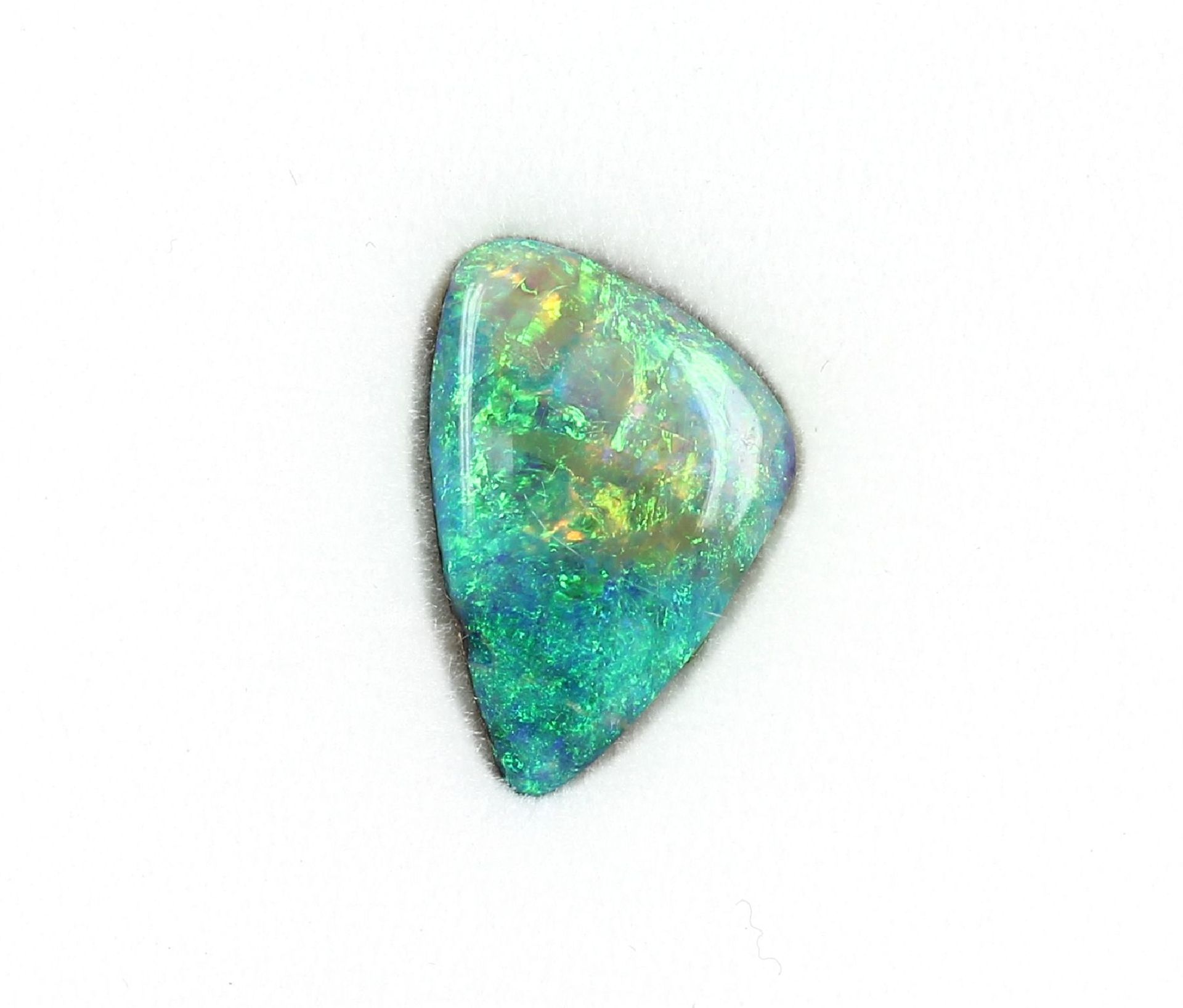 Loser Boulderopalcabochon, ca. 4.8 ct, schönes Farbspiel