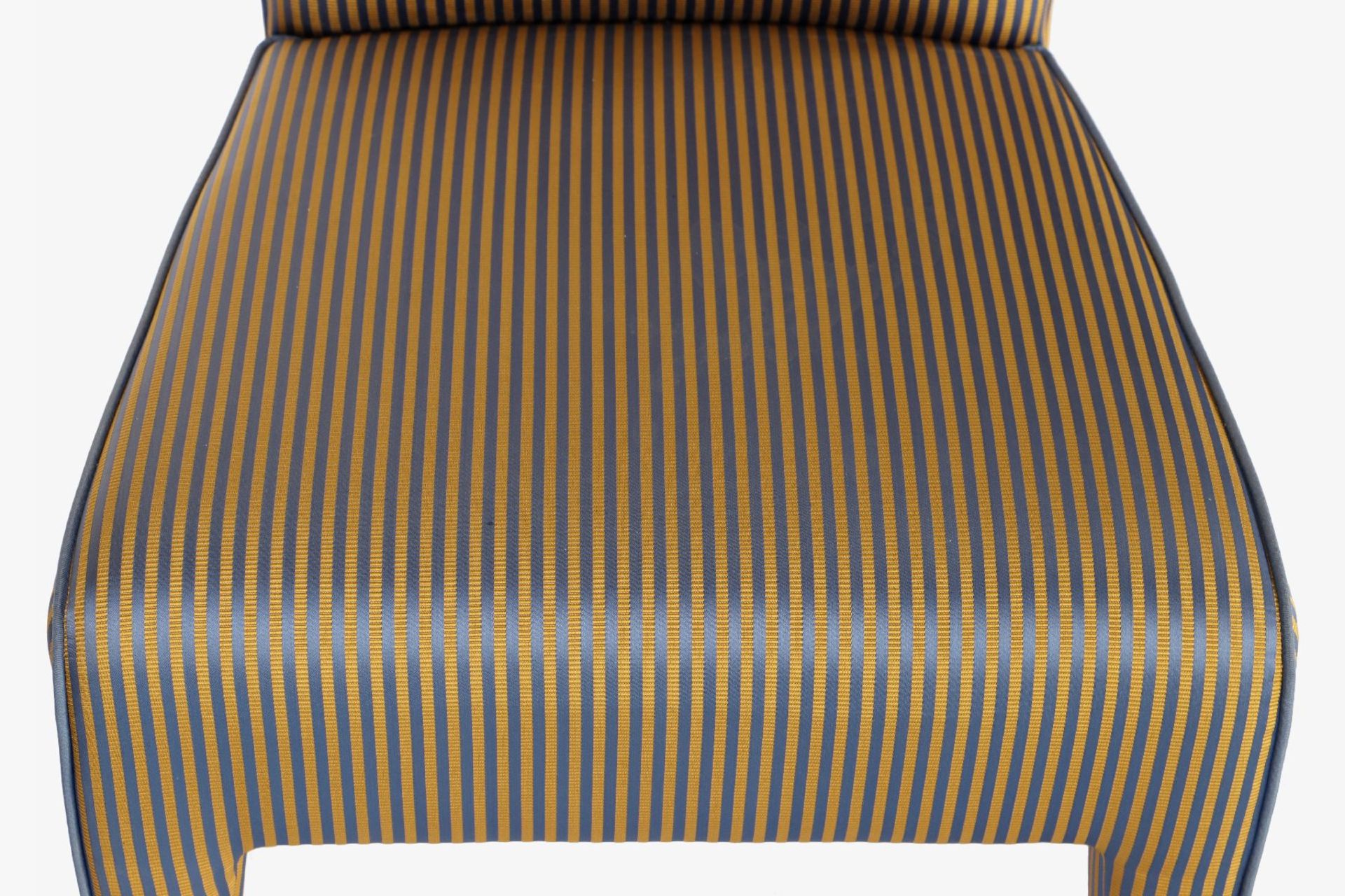 8 Stühle, Korpus Holz, hochwertige glänze Stoffbezüge - Image 4 of 4