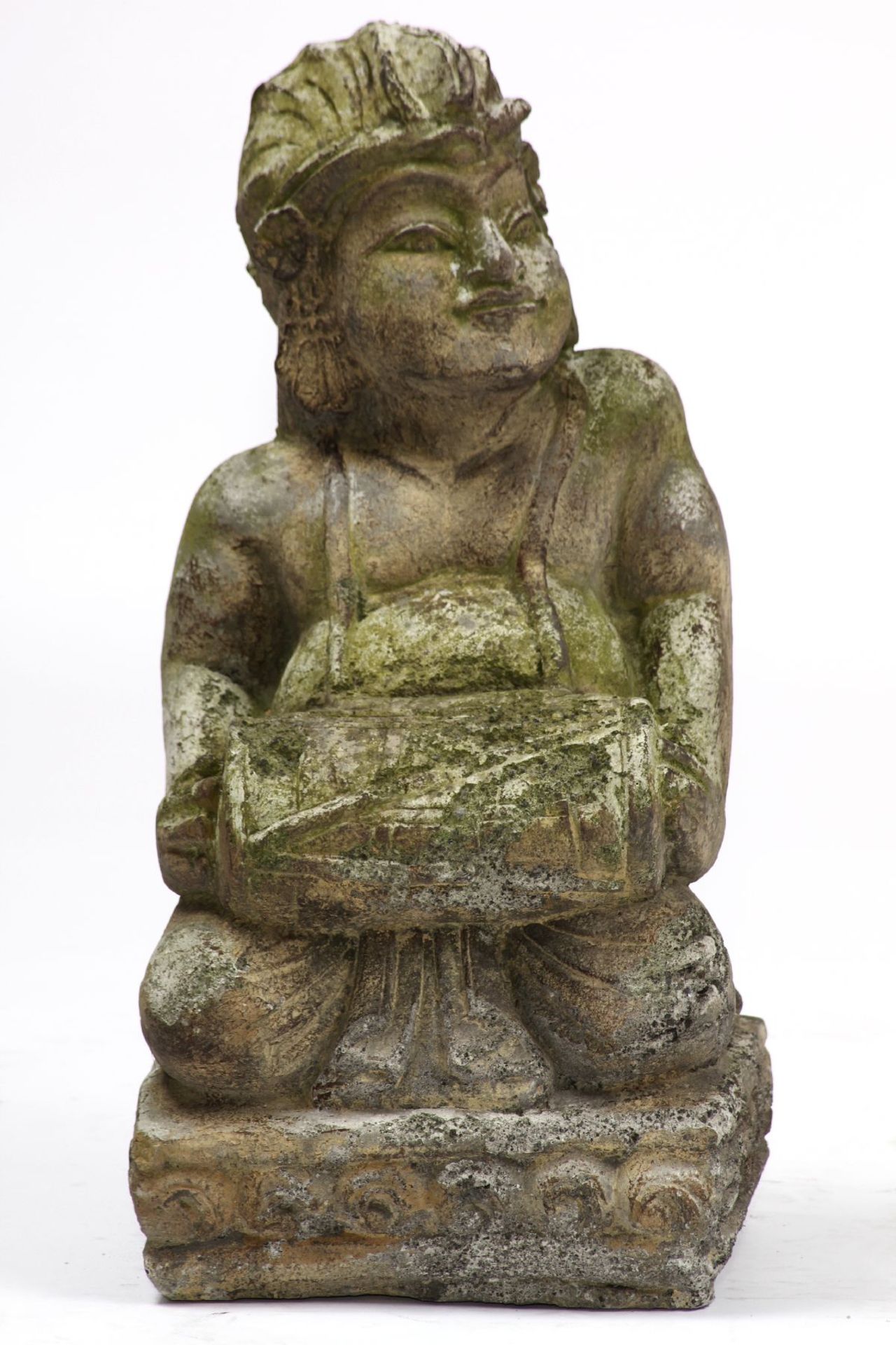 Buddha, Steinguss, kniend auf Sockel, um den Hals ein