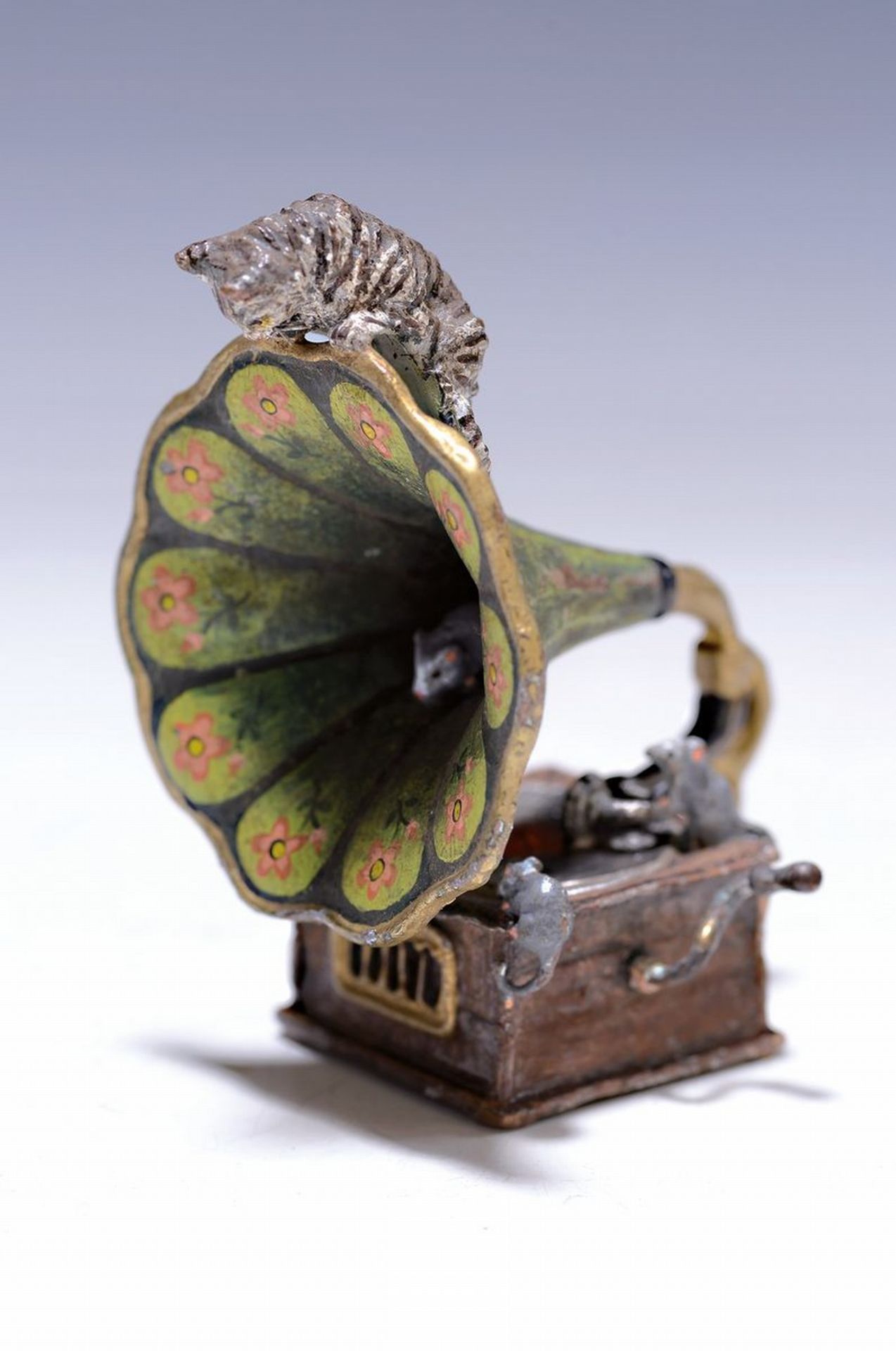 Wiener Bronze, 2.H.20.Jh., Katzen auf Grammophon, bunt