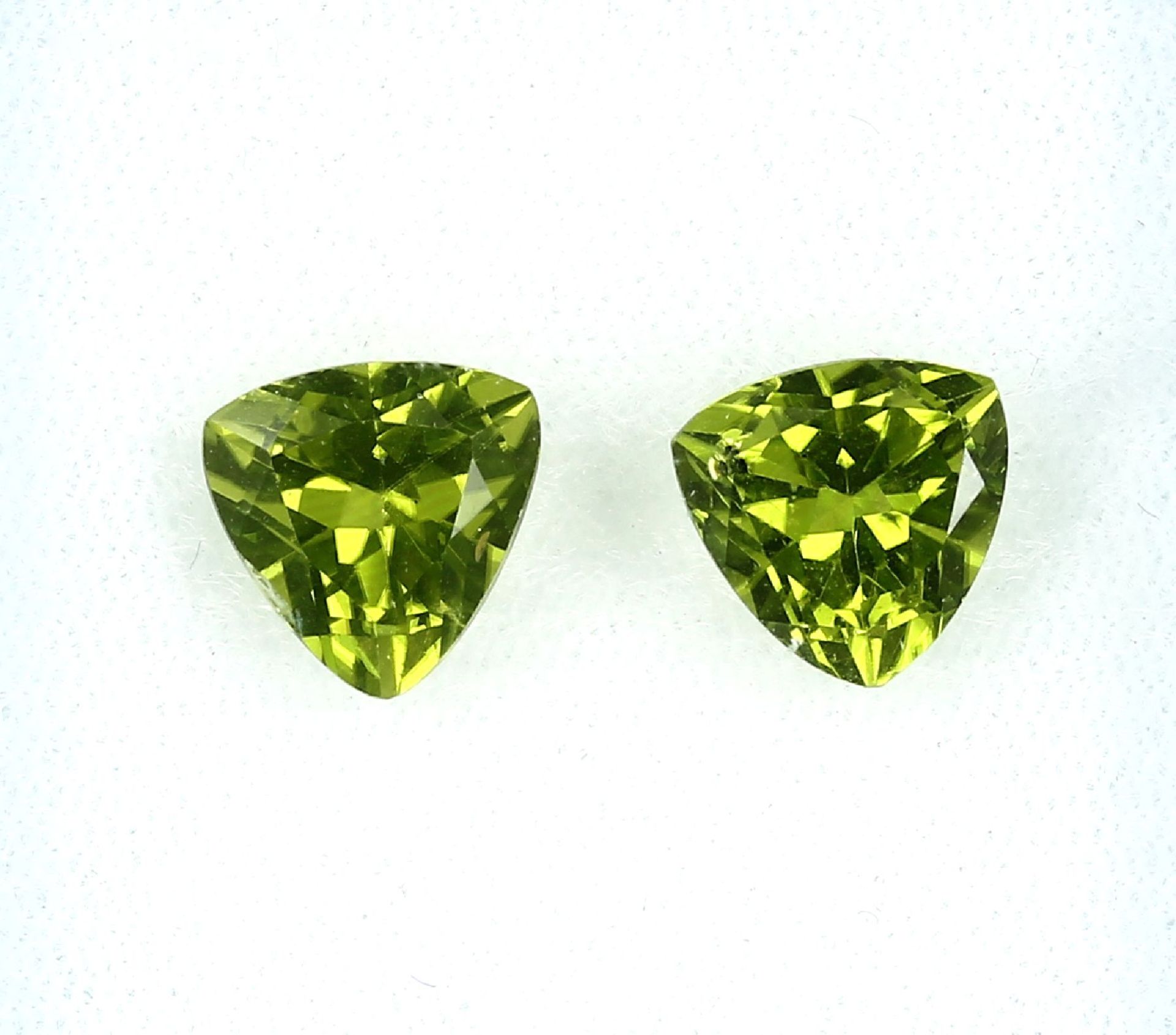 Peridot-Pärchen im facett. Triangel-Schliff zus. ca. 6.32