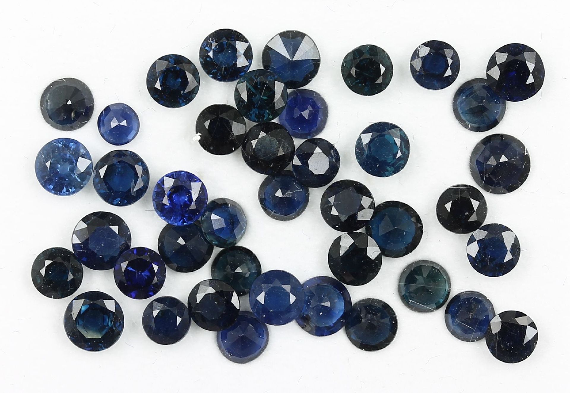 Lot lose, blaue rundfacett. Saphire zus. ca. 20.49 ct