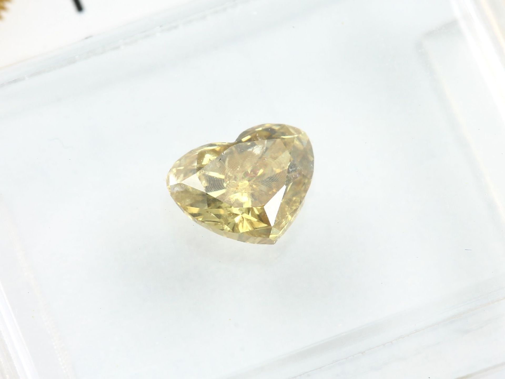 Eingeschweißter Diamant im facett. Herzschliff0.63 ct - Image 2 of 4