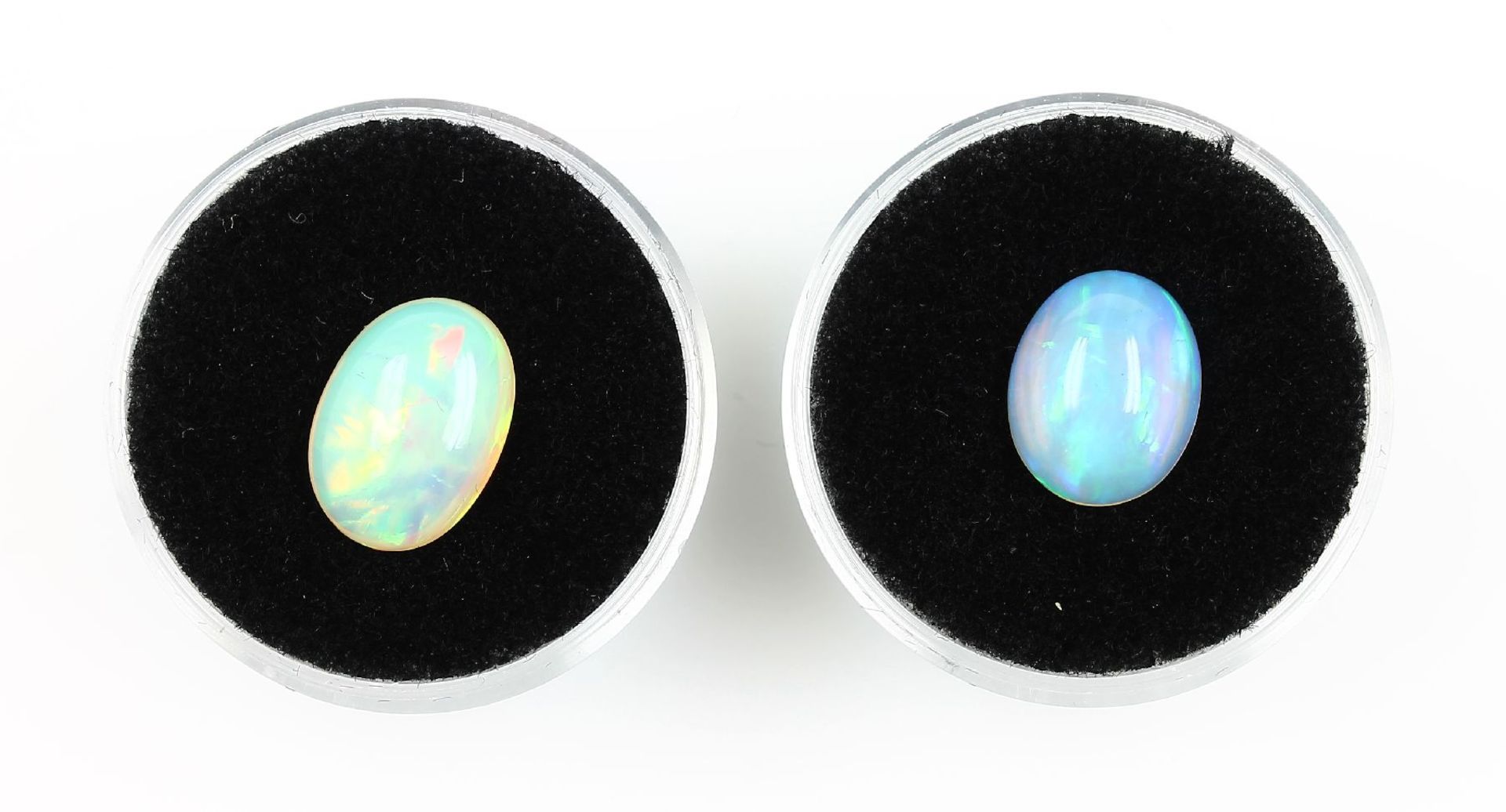 2 Lose Opal-Cabochons: 1 x 2.85 ct, Farbspiel in Grün und