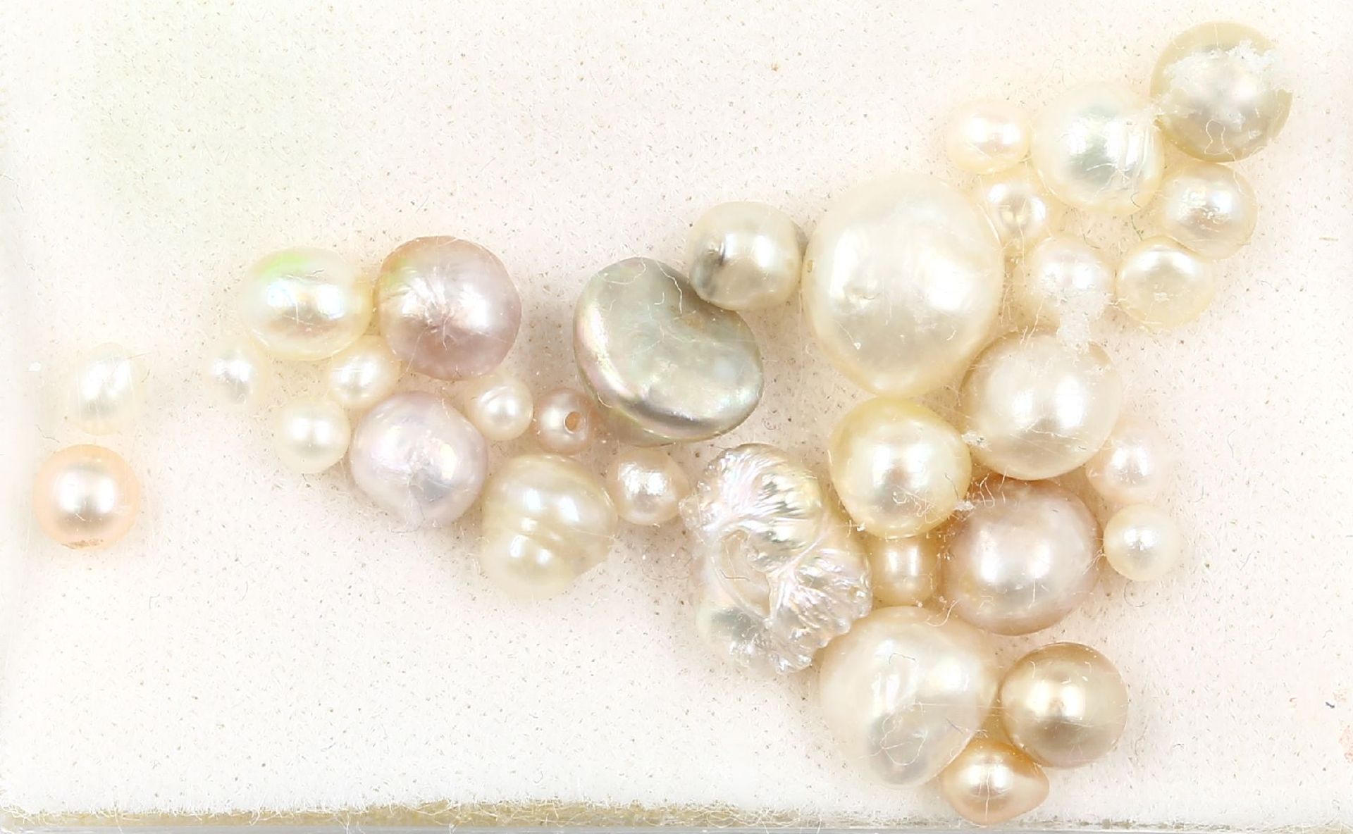 32 natürliche Perlen zus. ca. 21.63 ct, barock, versch.
