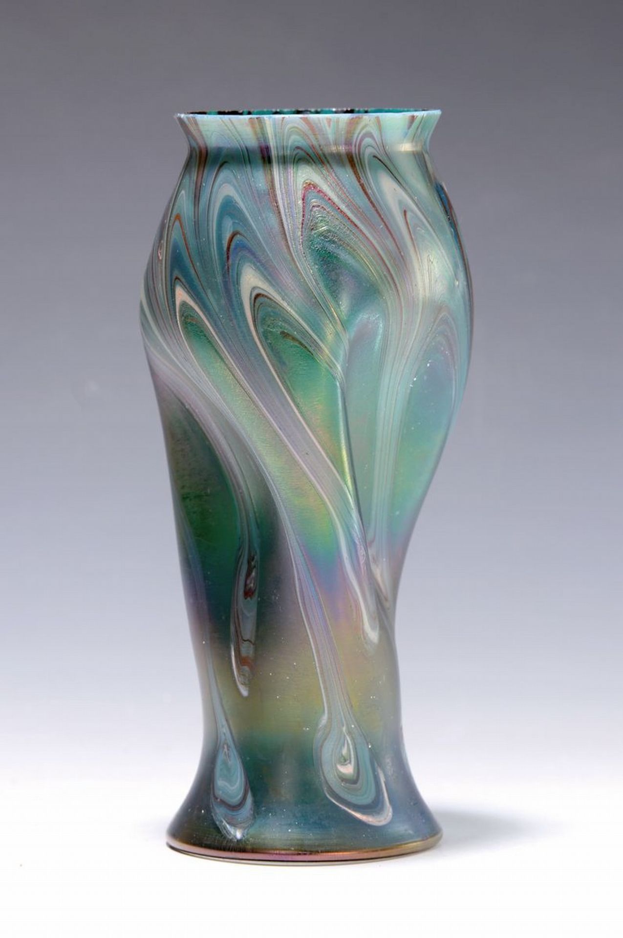 Vase, Kralik, um 1910-15, dunkelgrünes Glas mit ein- und