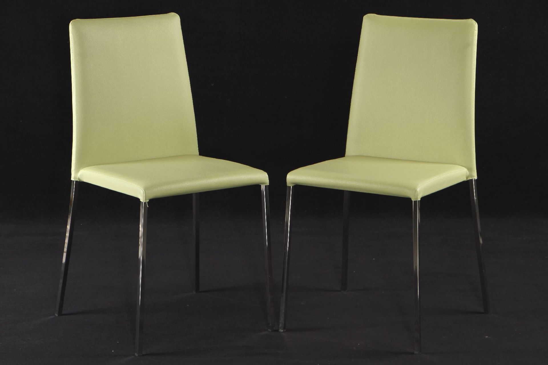 Stuhl, Metallgestell verchromt, grüne Kunstlederbezüge,