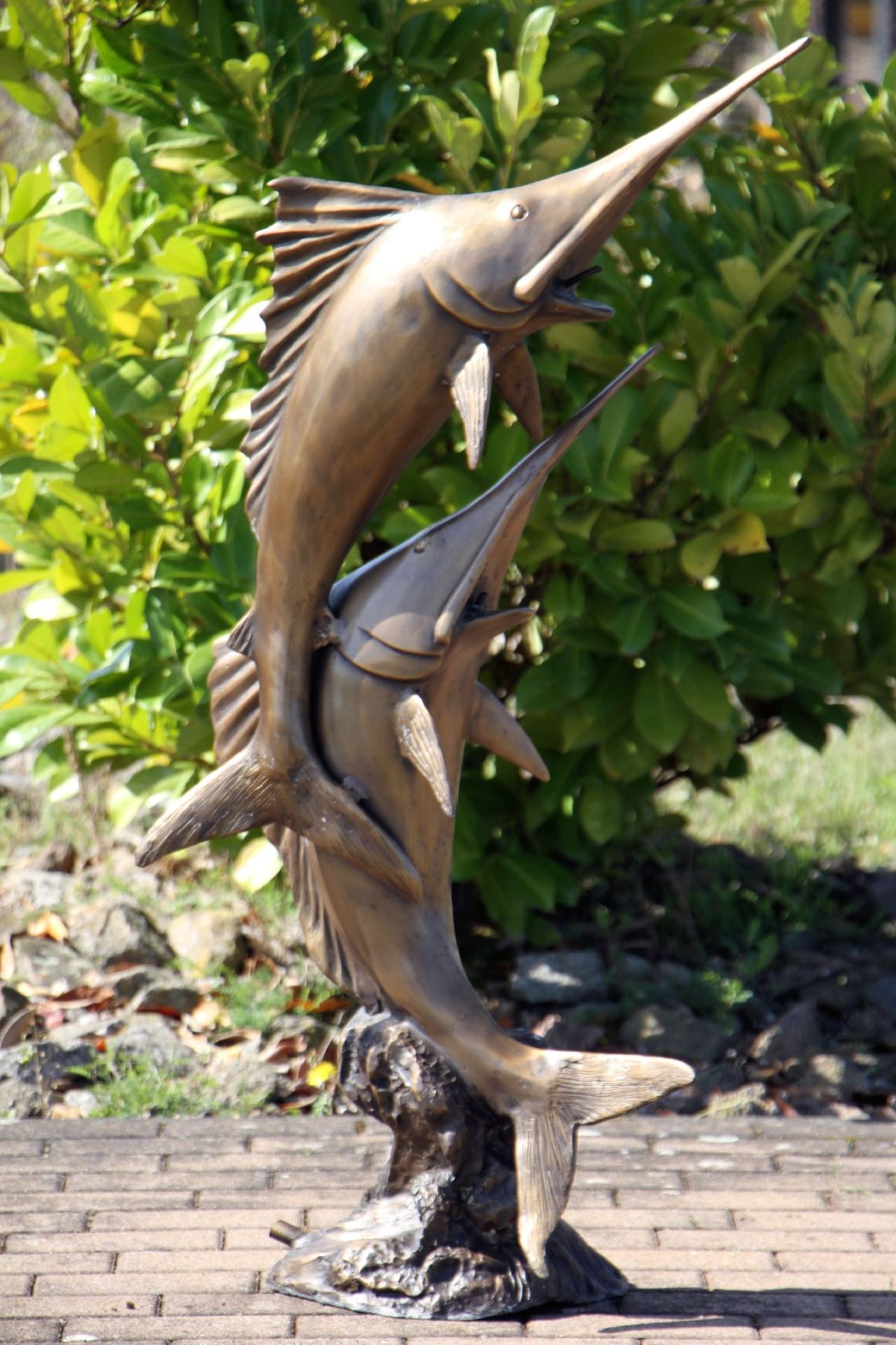 Schwertfische als Brunnenfigur, Bronze, goldbraun