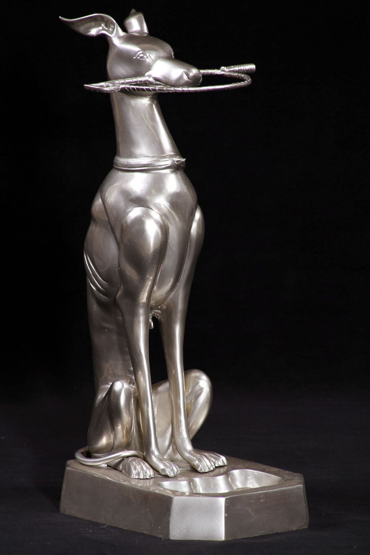 Windhund als Schirmständer, Bronze, silberfarben gefasst,