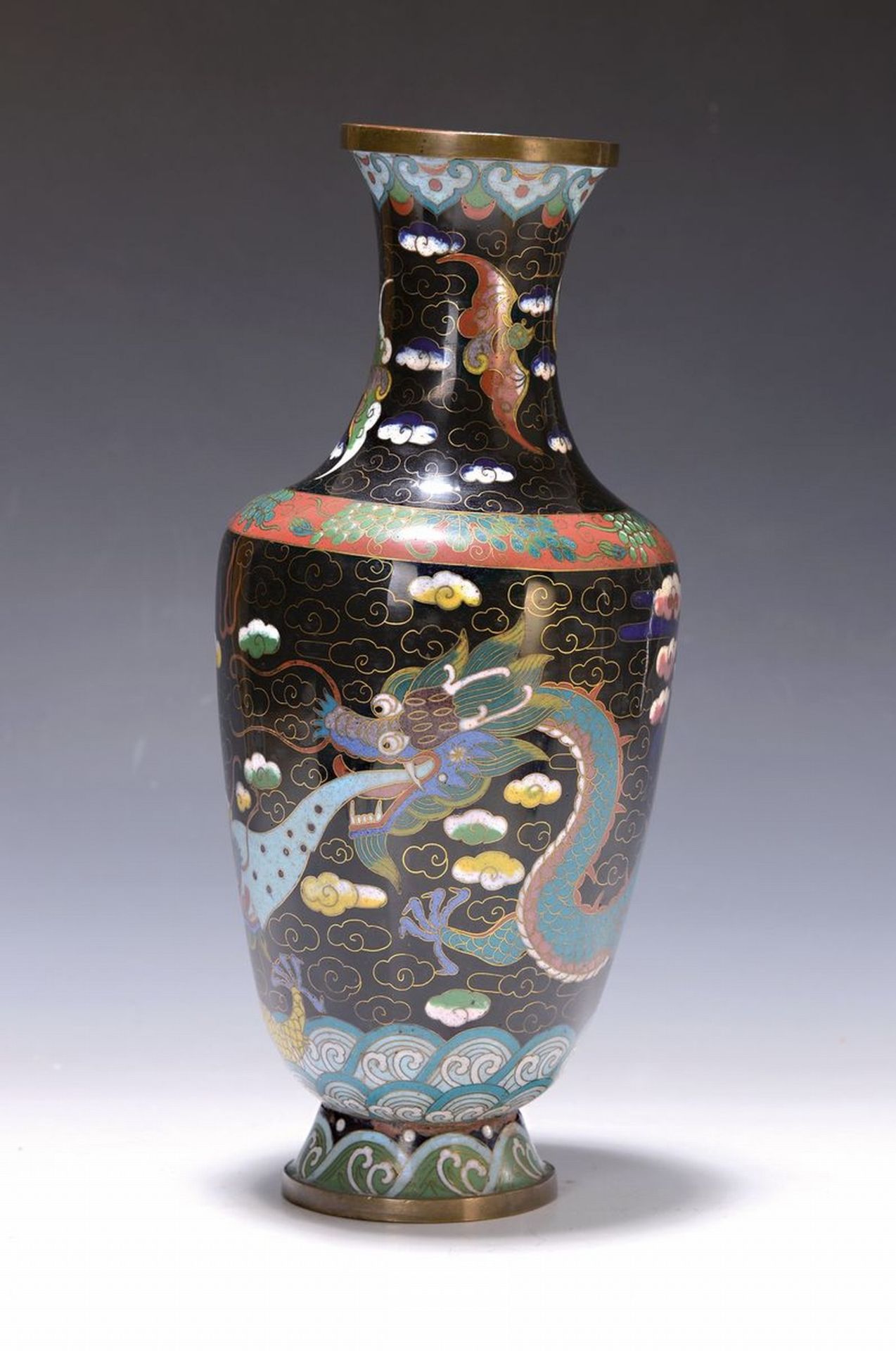Cloisonné-Vase, China, um 1900/20, schwarzgrundig, mit