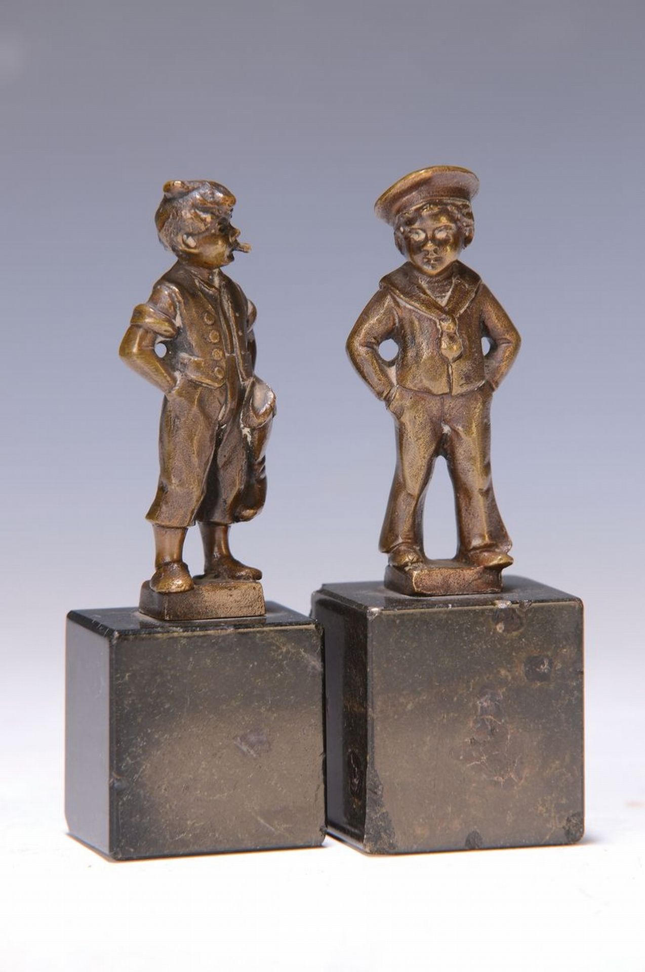 Paar Bronzeskulpturen, deutsch, um 1900, zwei Lausbuben,