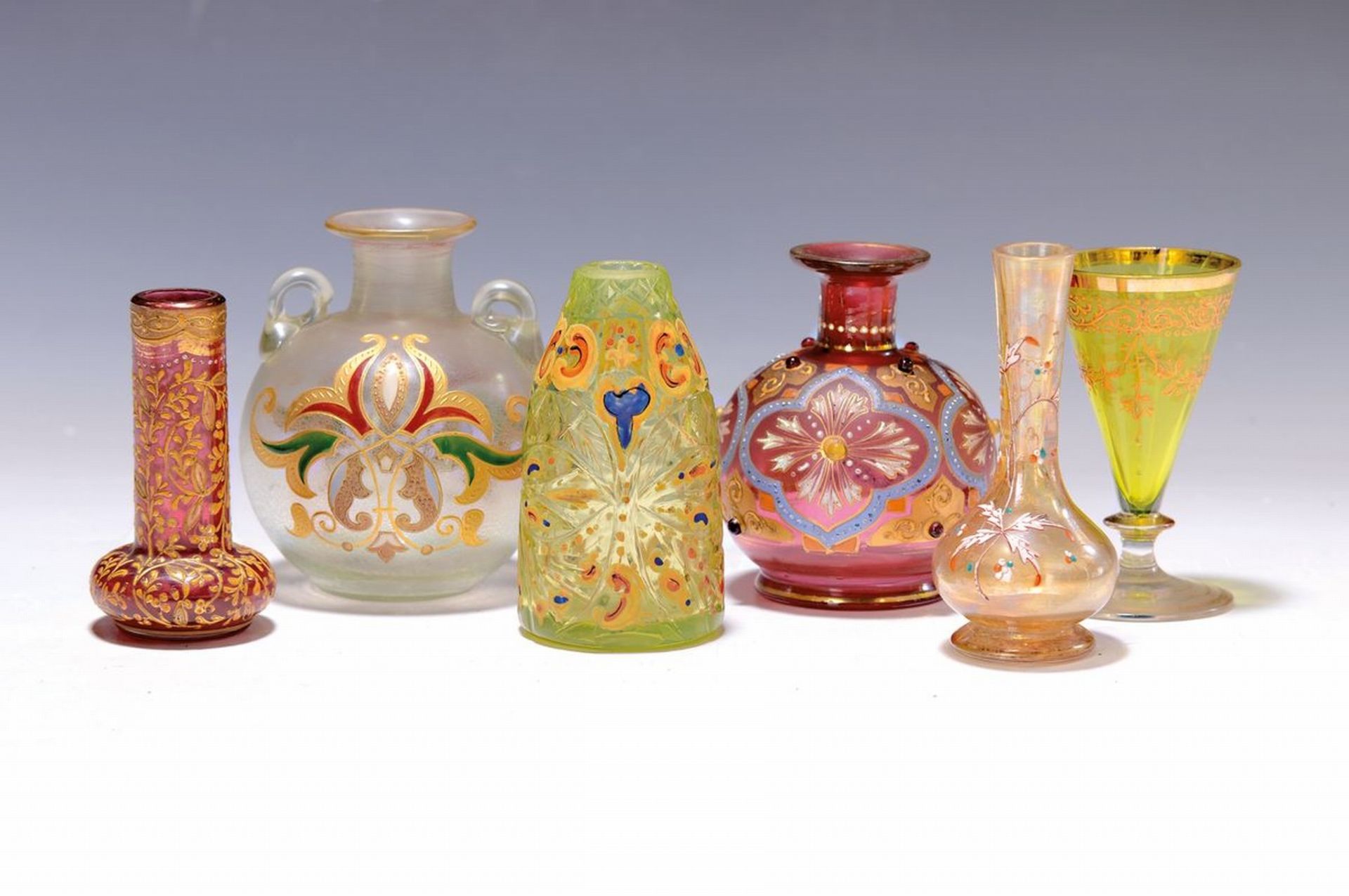 Lot aus fünf Miniaturvasen um 1890, polychromes Glas mit