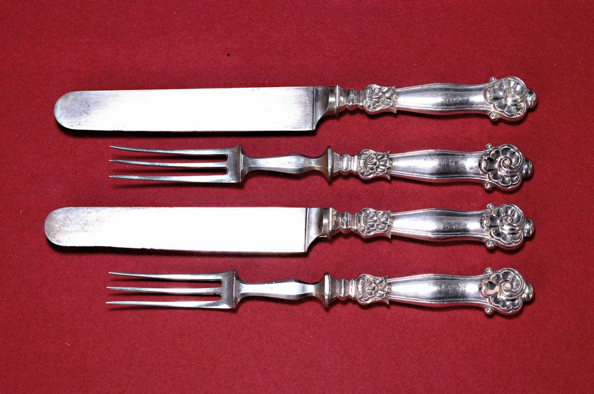 6 Gabeln und 5 Messer, deutsch, um 1840/50, Griffe