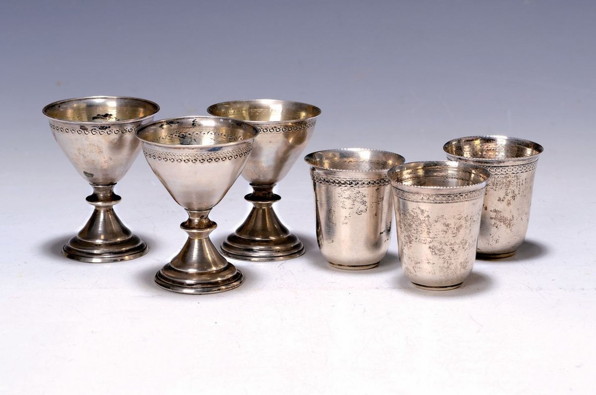 Zwei Sets à 6 Schnapsbechern aus Silber, um 1900, 800er