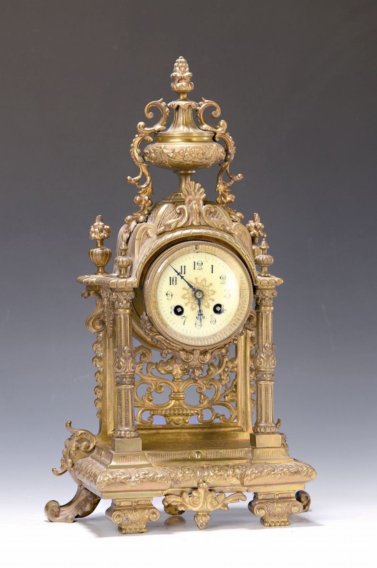 Pendule, Frankreich um 1900, reich verzierter Messingguß,