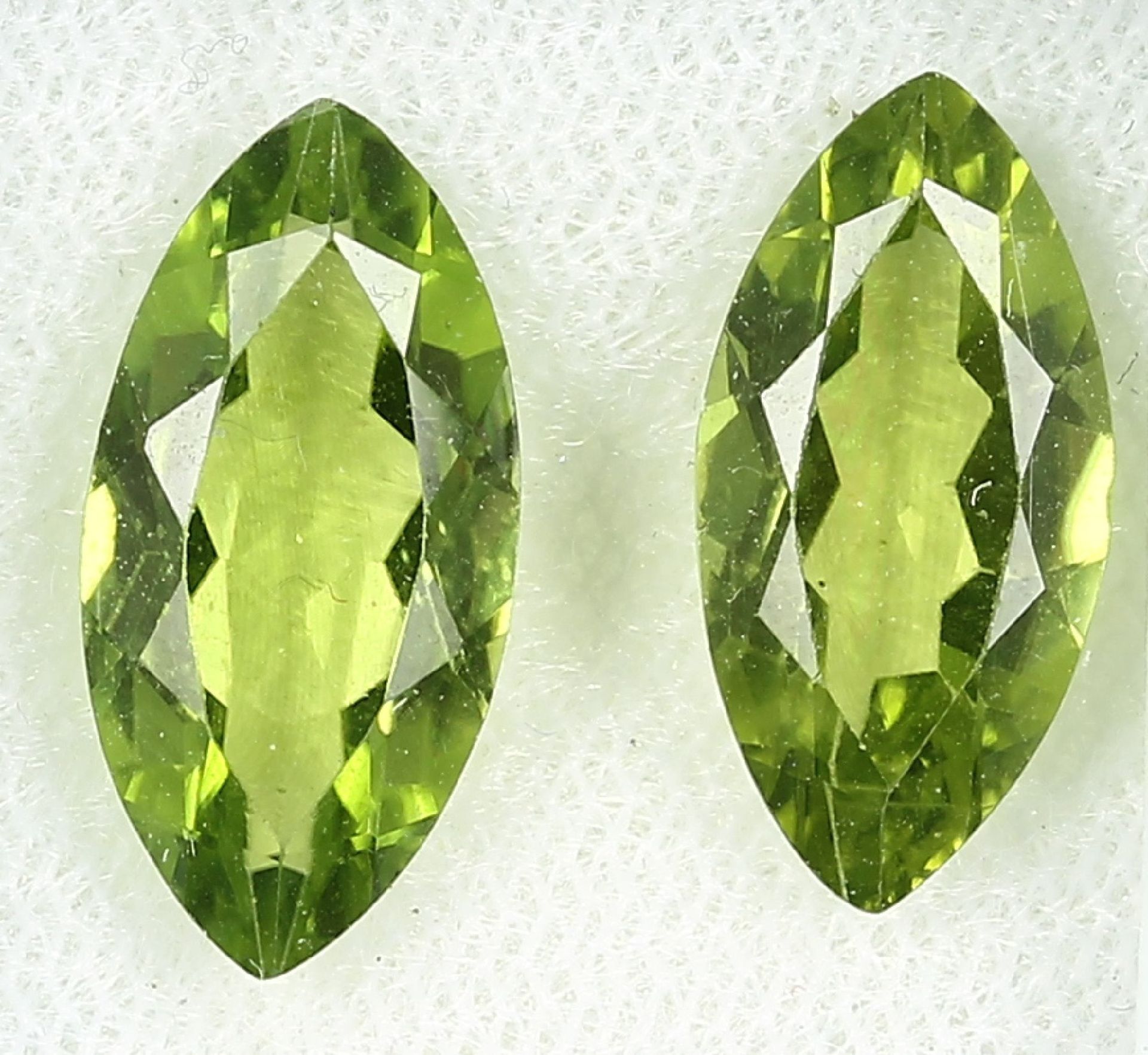 Lot 2 lose Peridots, zus. ca. 7.87 ct Schätzpreis: 800, -