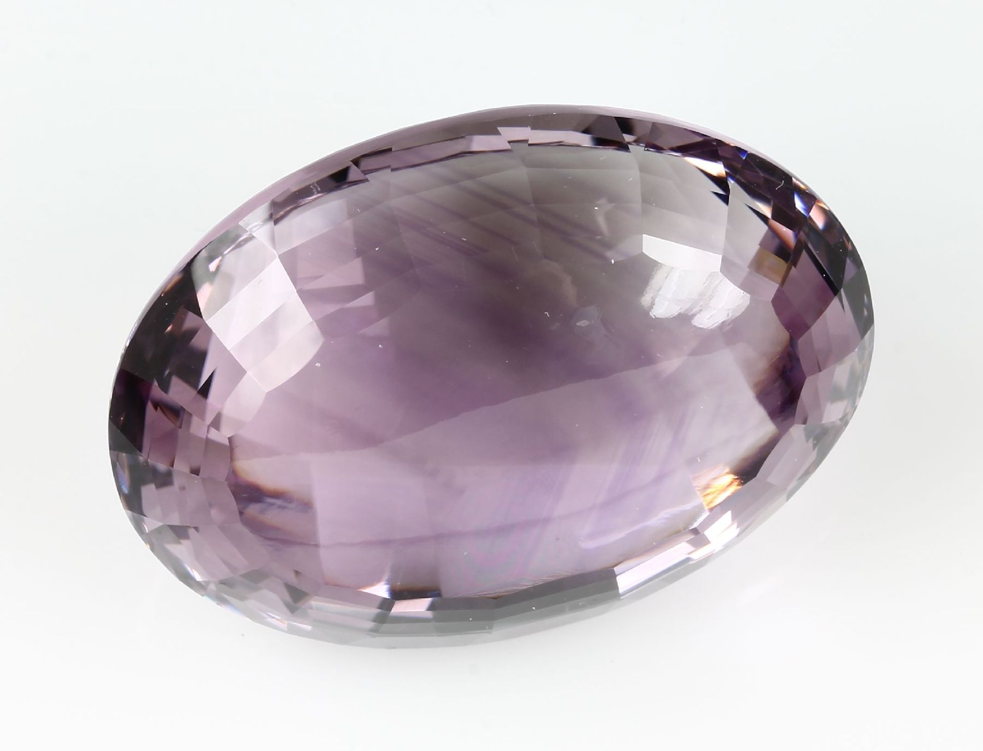 Loser Amethyst, ca. 437 ct,   ovaler Treppenschliff mit