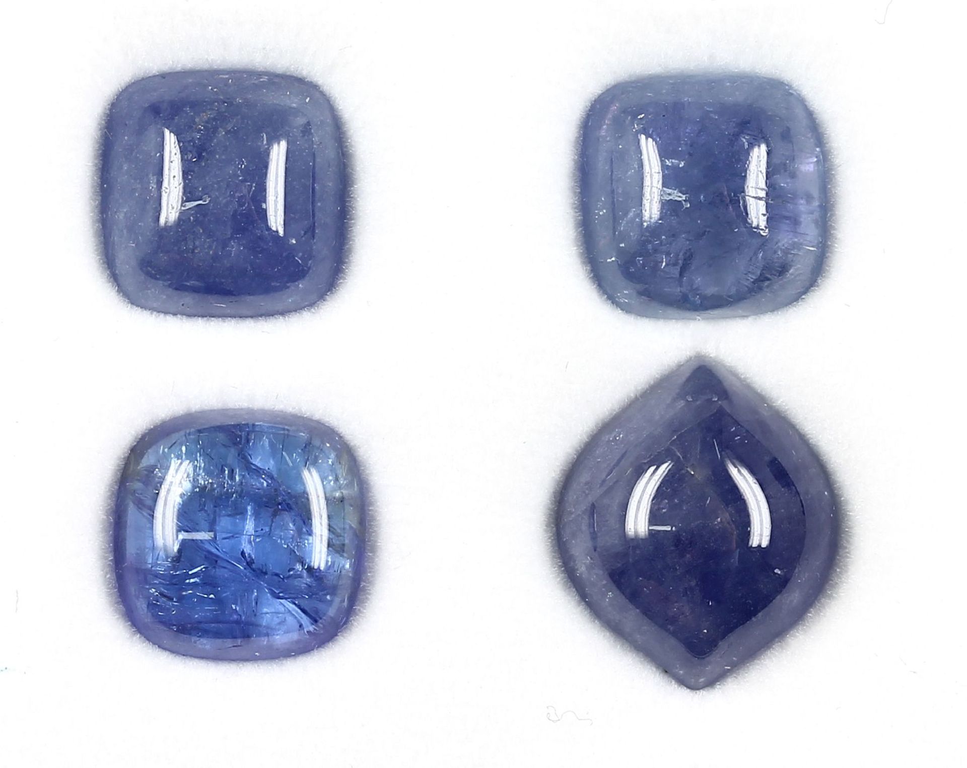 Lot 4 lose Tansanitcabochons, zus. 23.40 ct, in versch.