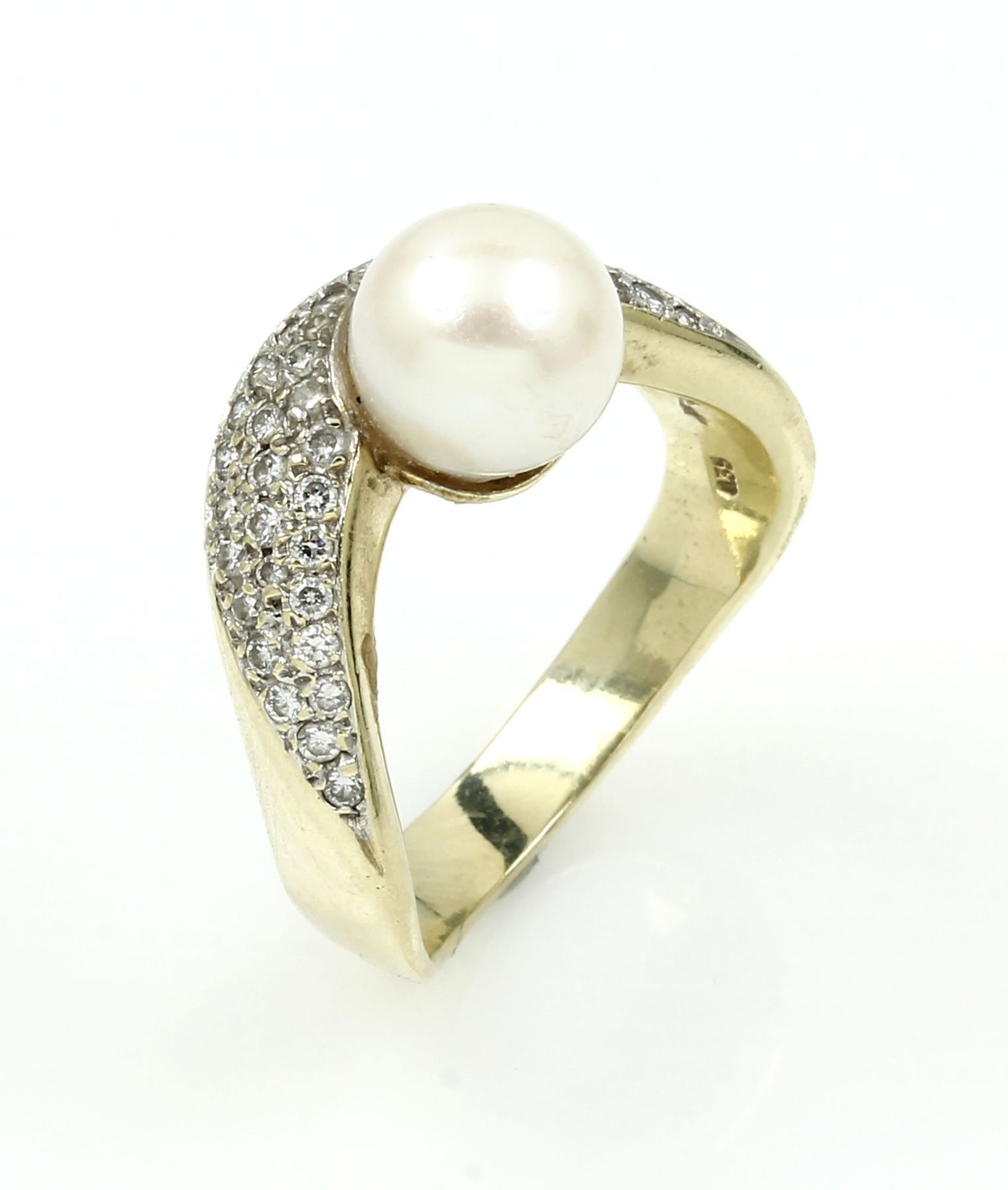 14 kt Gold Ring mit Akoyazuchtperle und Brillanten,