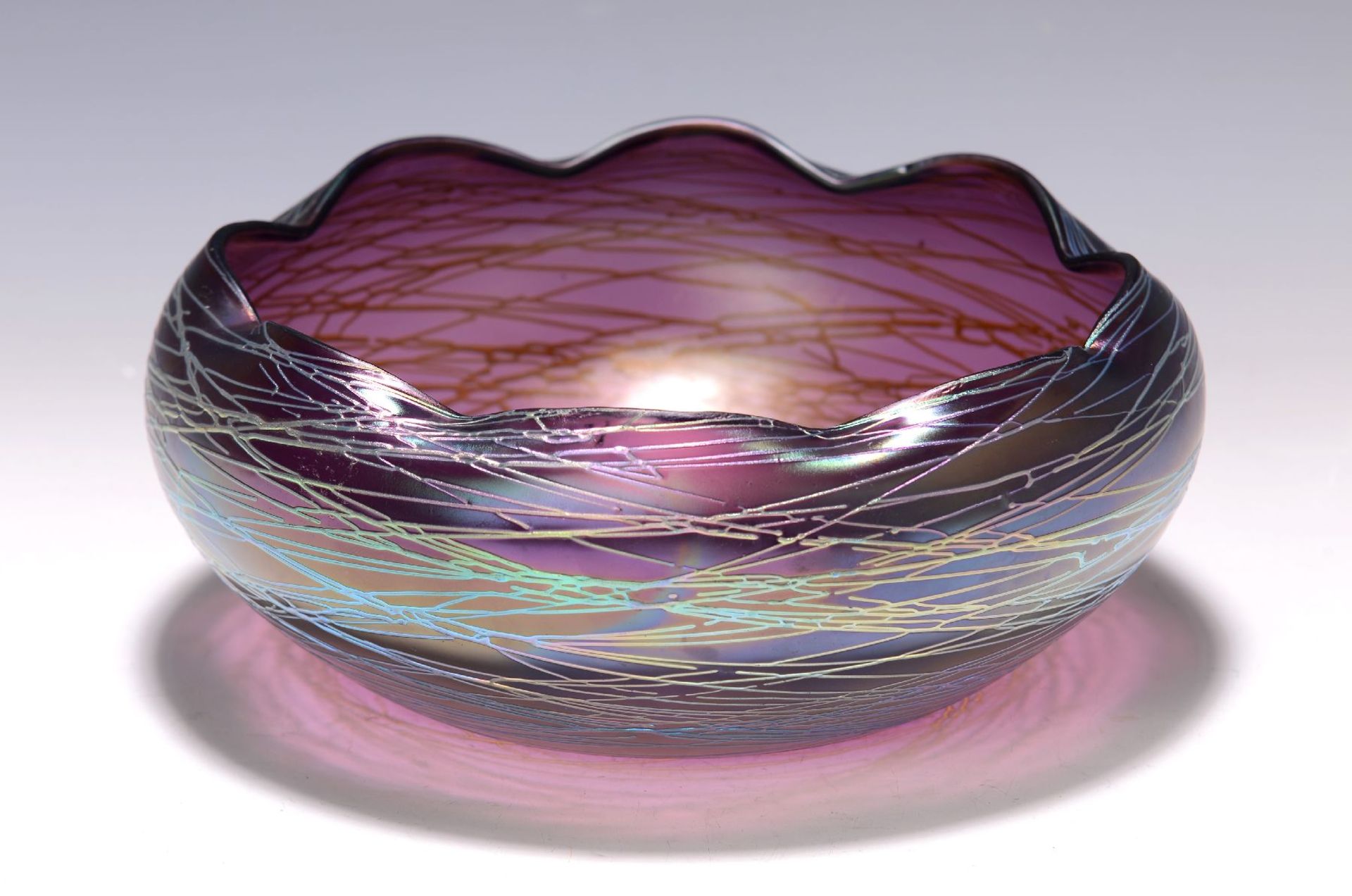 Schale, Pallme-König, um 1900, violettes Glas mit