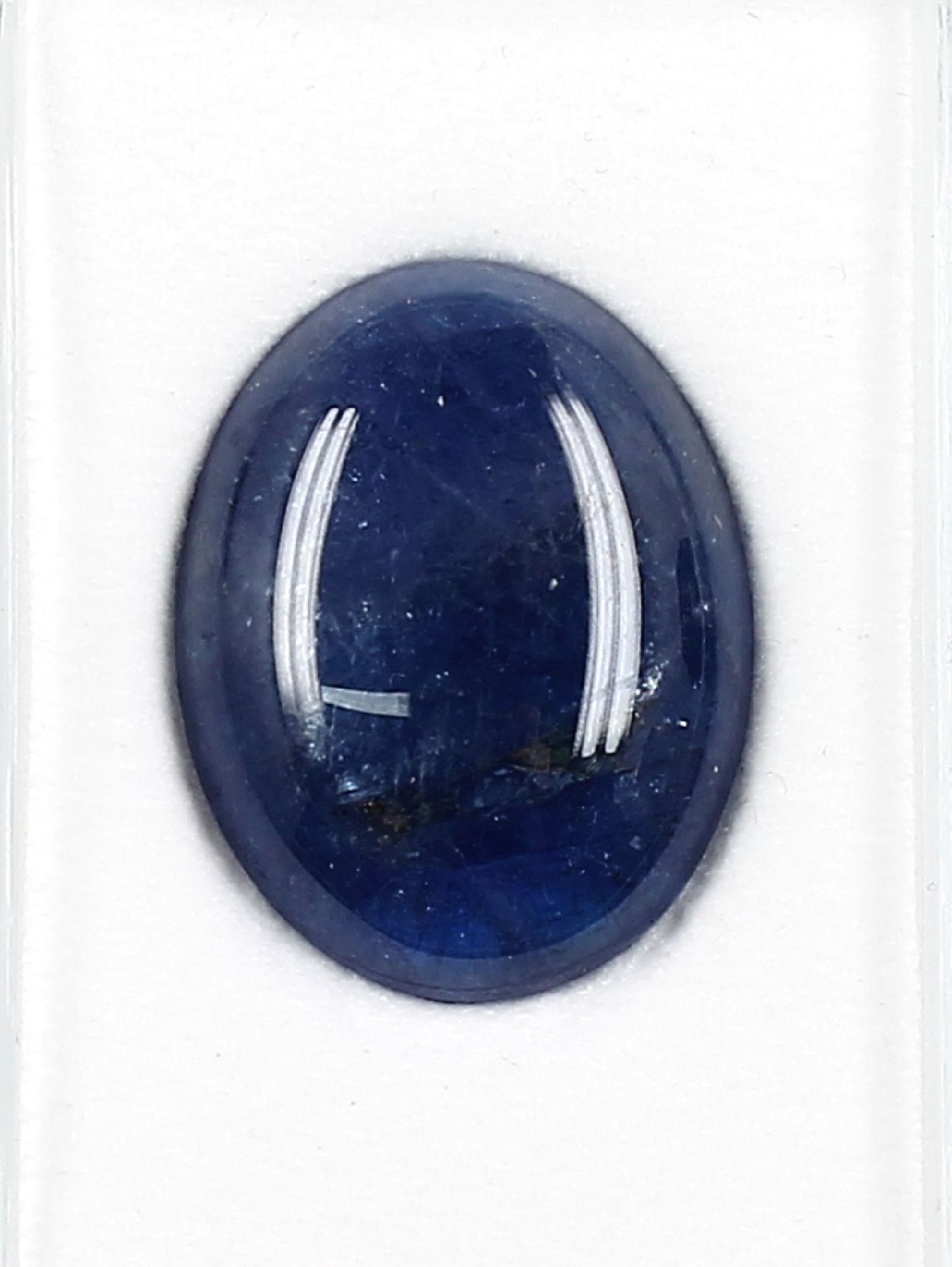 Loser Tansanit, ca. 38.4 ct, ovaler Tansanitcabochon,