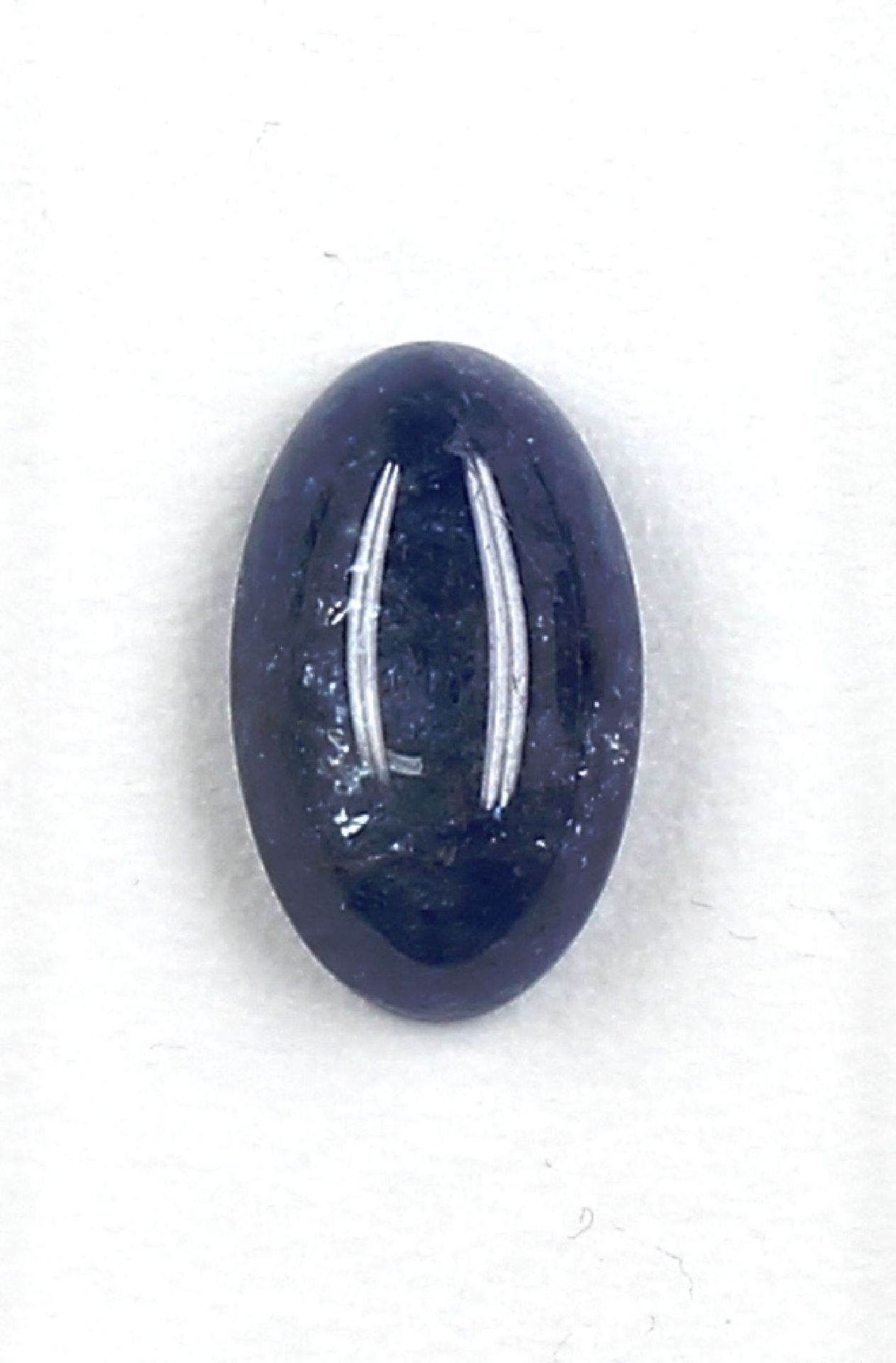 Loser Tansanit, ca. 13.84 ct, ovaler Tansanitcabochon,