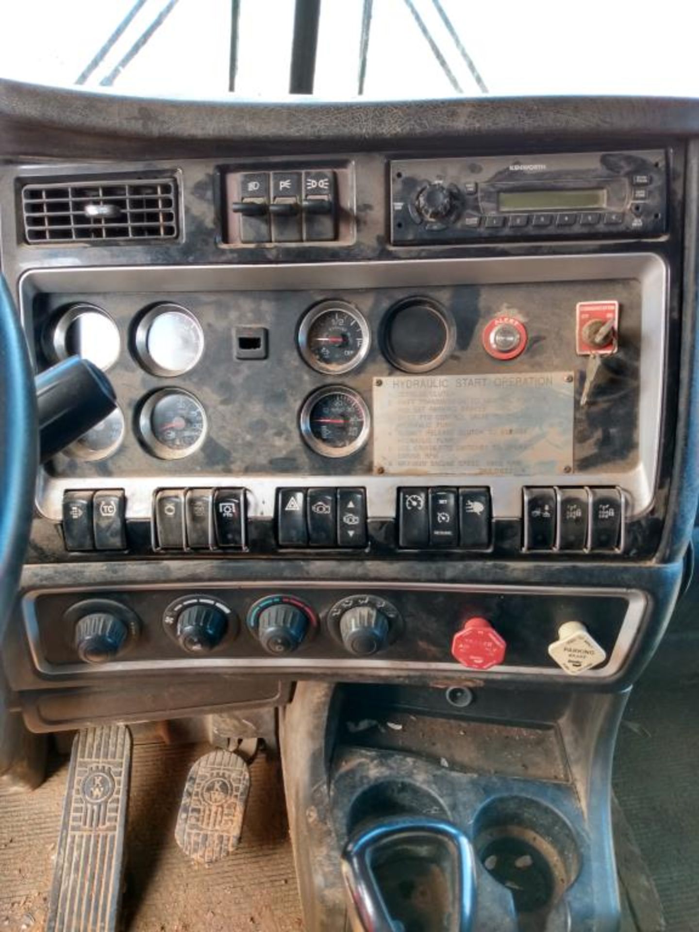 Kenworth Truck - Image 15 of 19