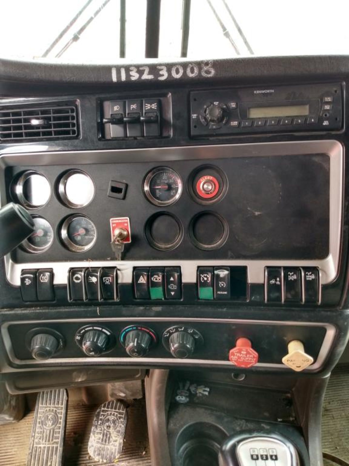 Kenworth Truck - Image 15 of 19