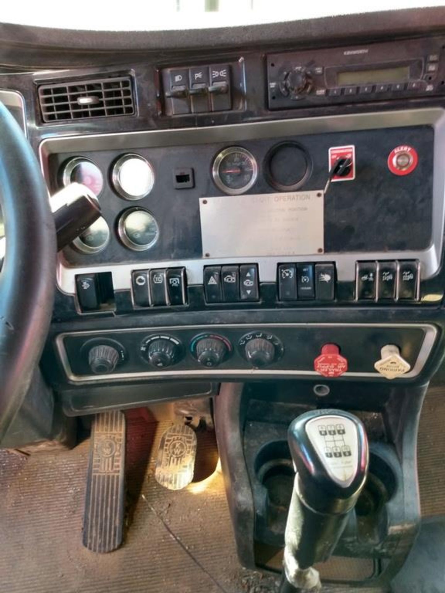 Kenworth Truck - Image 14 of 18