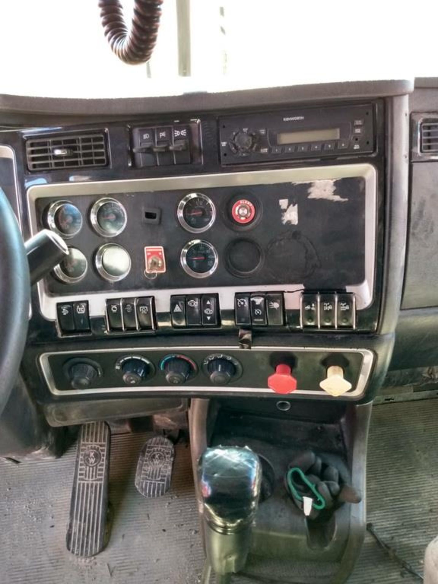 Kenworth Truck - Image 15 of 20