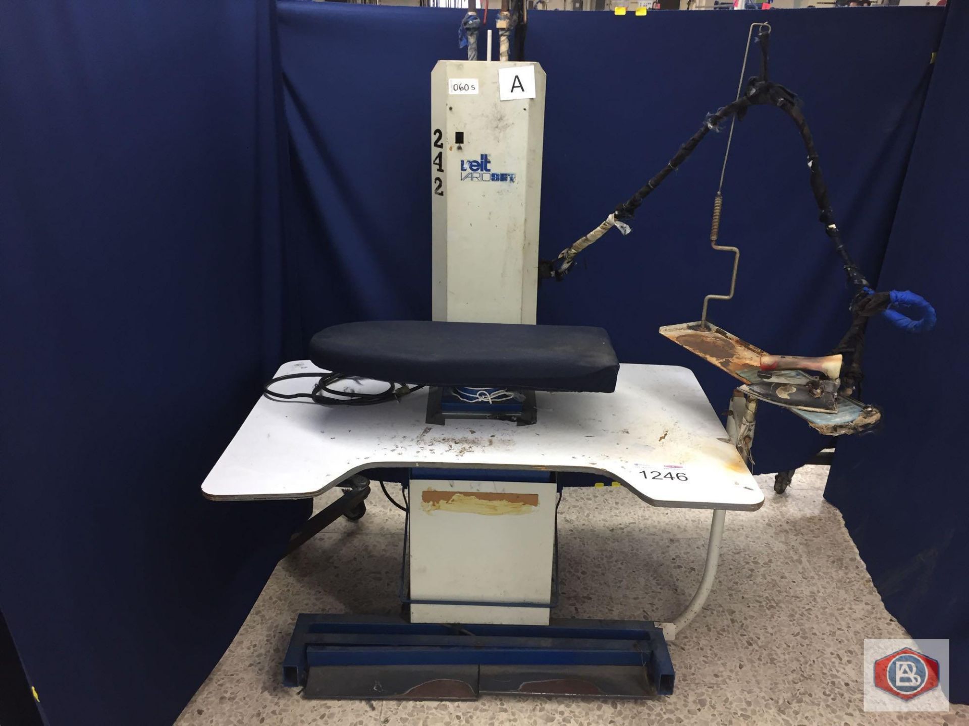 Veit Mod. 1447030090 Suction Ironing Table & Iron