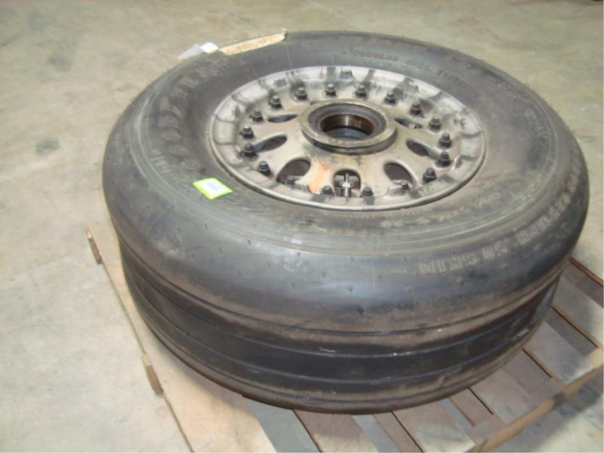 Tubeless Aircraft Tire & Wheel Assembly