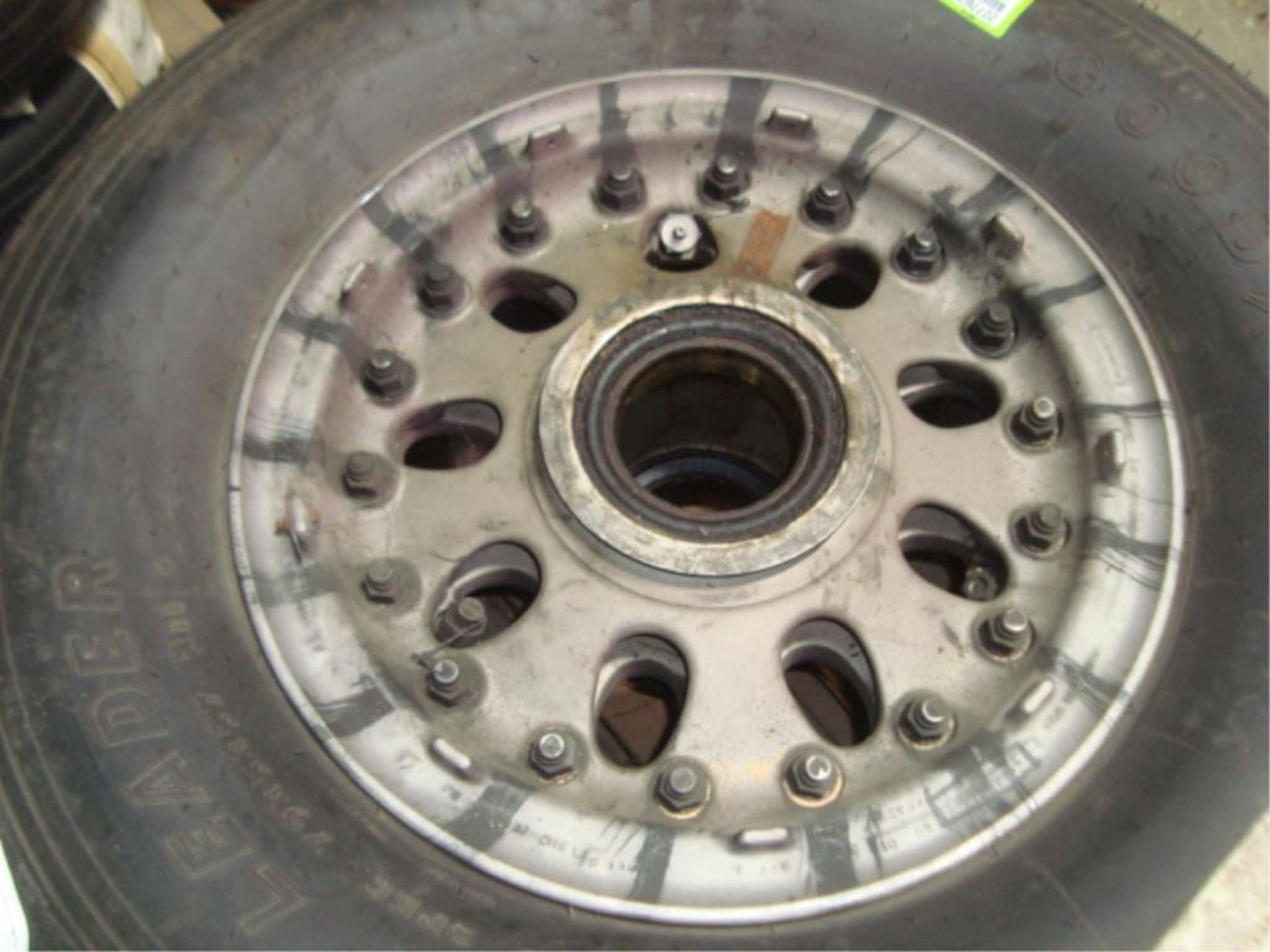 Tubeless Aircraft Tire & Wheel Assembly - Image 6 of 7