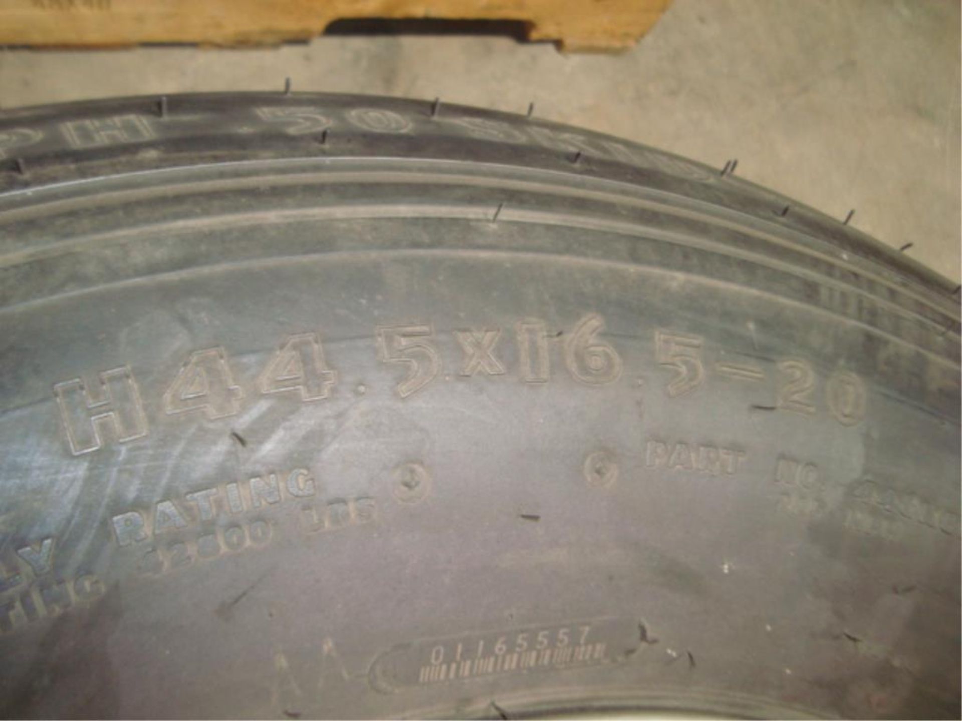 Tubeless Aircraft Tire & Wheel Assembly - Image 5 of 7