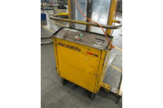 Multiton SM20 Electric Straddle Lift, Cap. 2200. Forks: 3.5ft, Height ...