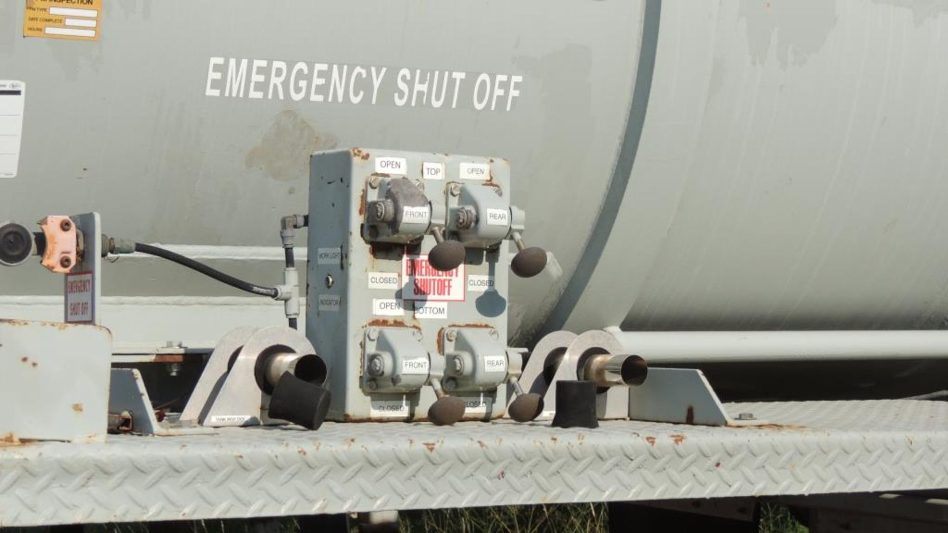 Halliburton Tanker - Image 2 of 10