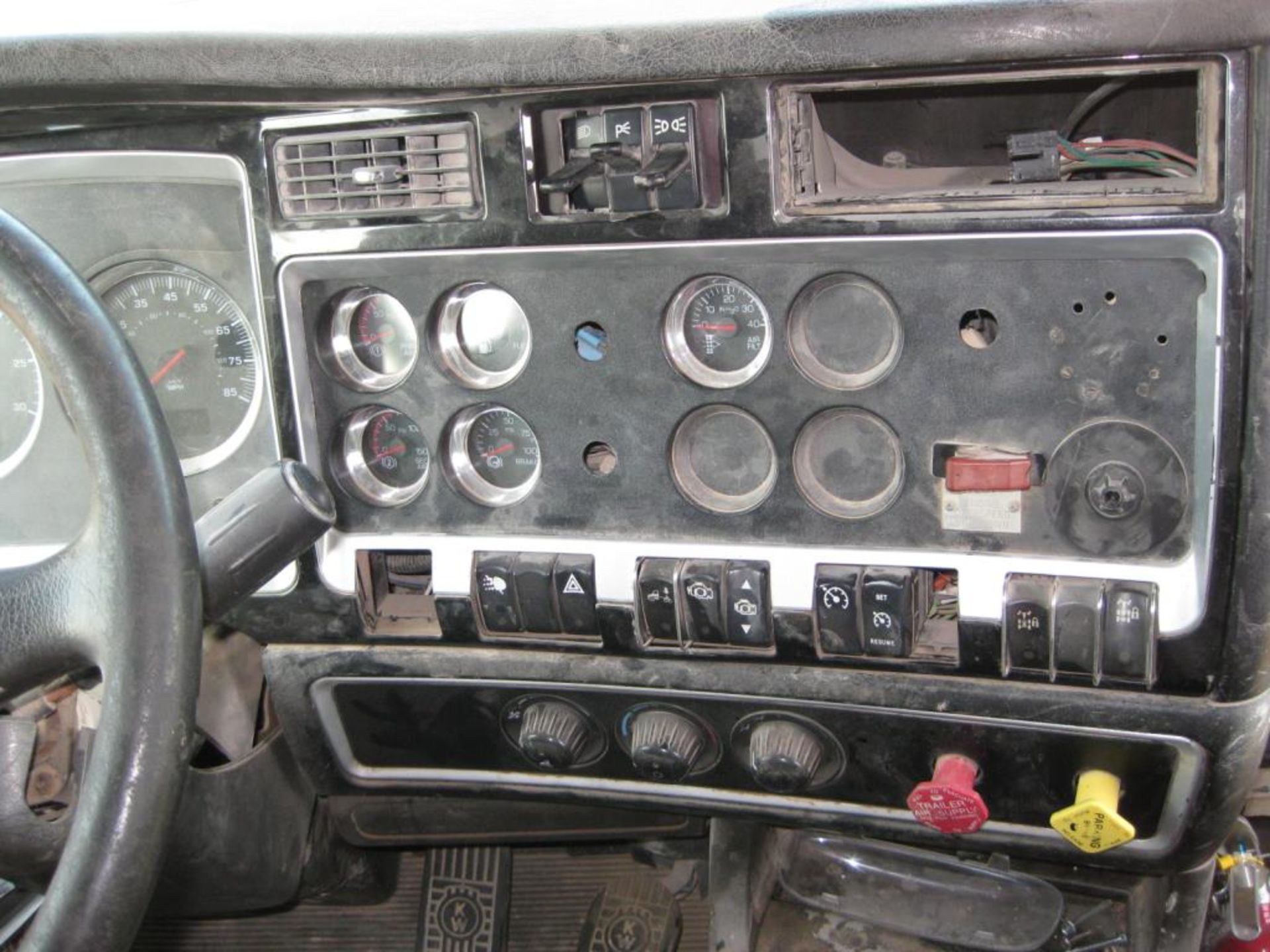 Kenworth Truck - Image 15 of 23