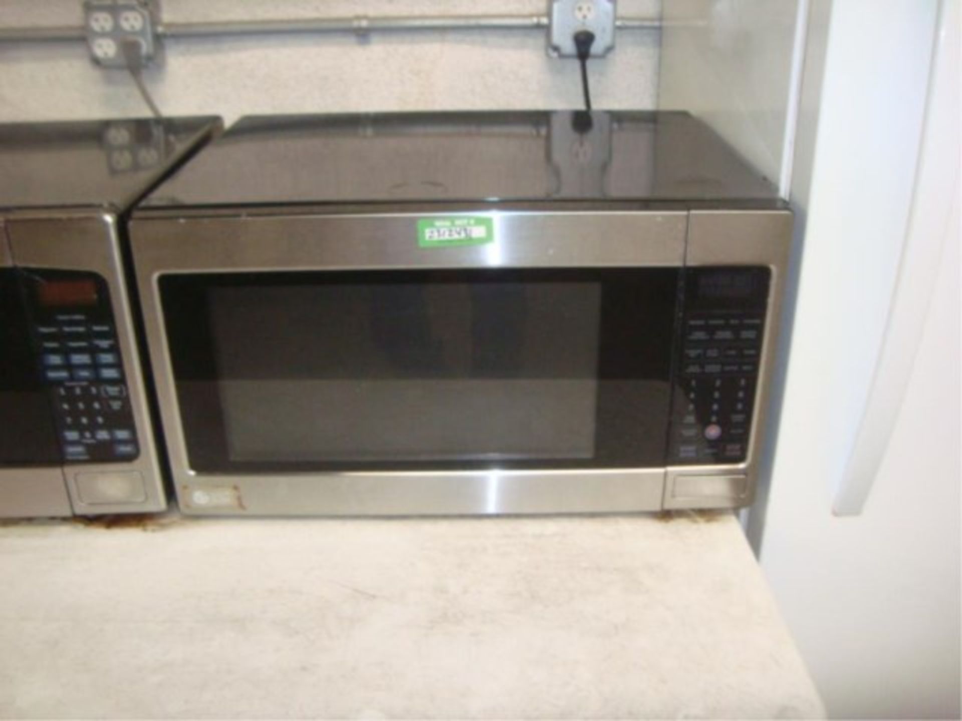 Microwaves & Table - Image 2 of 5